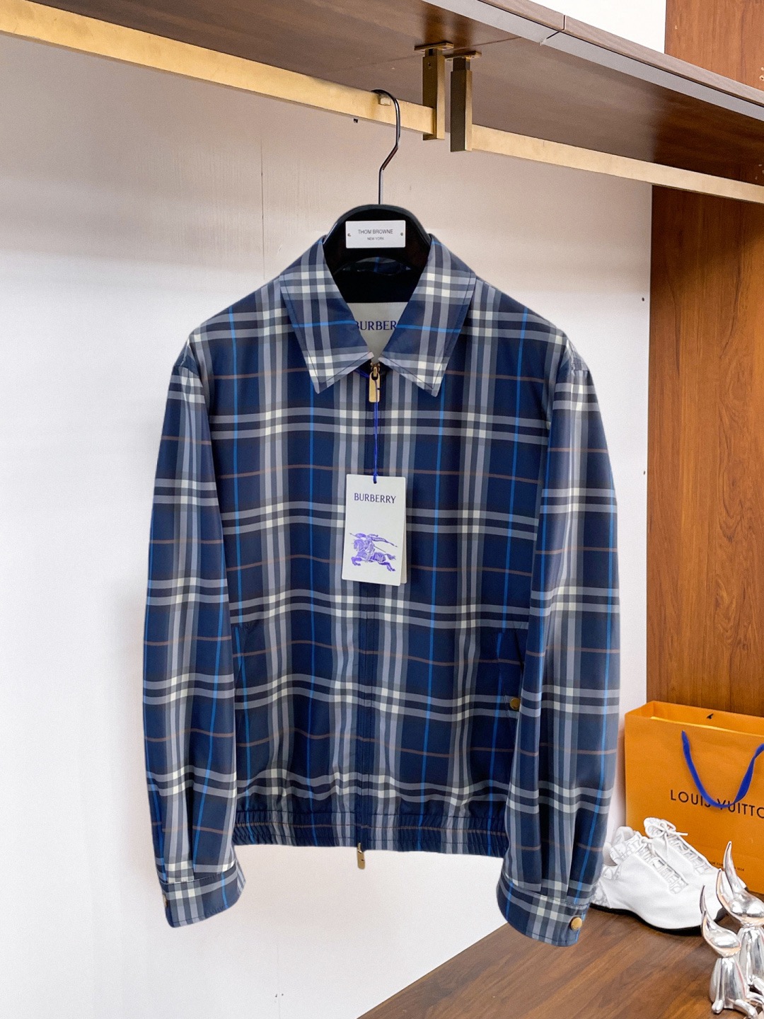 NO:937752,Burberry 2026 Autumn New Men's Jackets Original 1:1 Customized Hardware Accessories All Imported Original Customization Welcome to Counter Comparison Super Soft Super Heavy Fabric Workmanship Perfect Fit Pay Attention to Fabric Super Comfort Exclusive Model Non-Market Goods Same Sizes for Men and Women M ~ XXXL,,burberry,jackets & coats,jackets & coats,19860909巴宝莉 2026秋装新款男士夹克外套 原版1:1订制五金配件全进口原版定制 欢迎专柜对比 超柔软 超级重面料做工杠杠的版型完美 注意面料超舒服 独家款 非市场货 男女同款尺码M ～XXXL,,burberry,jackets & coats,jackets & coats,,Men's clothing