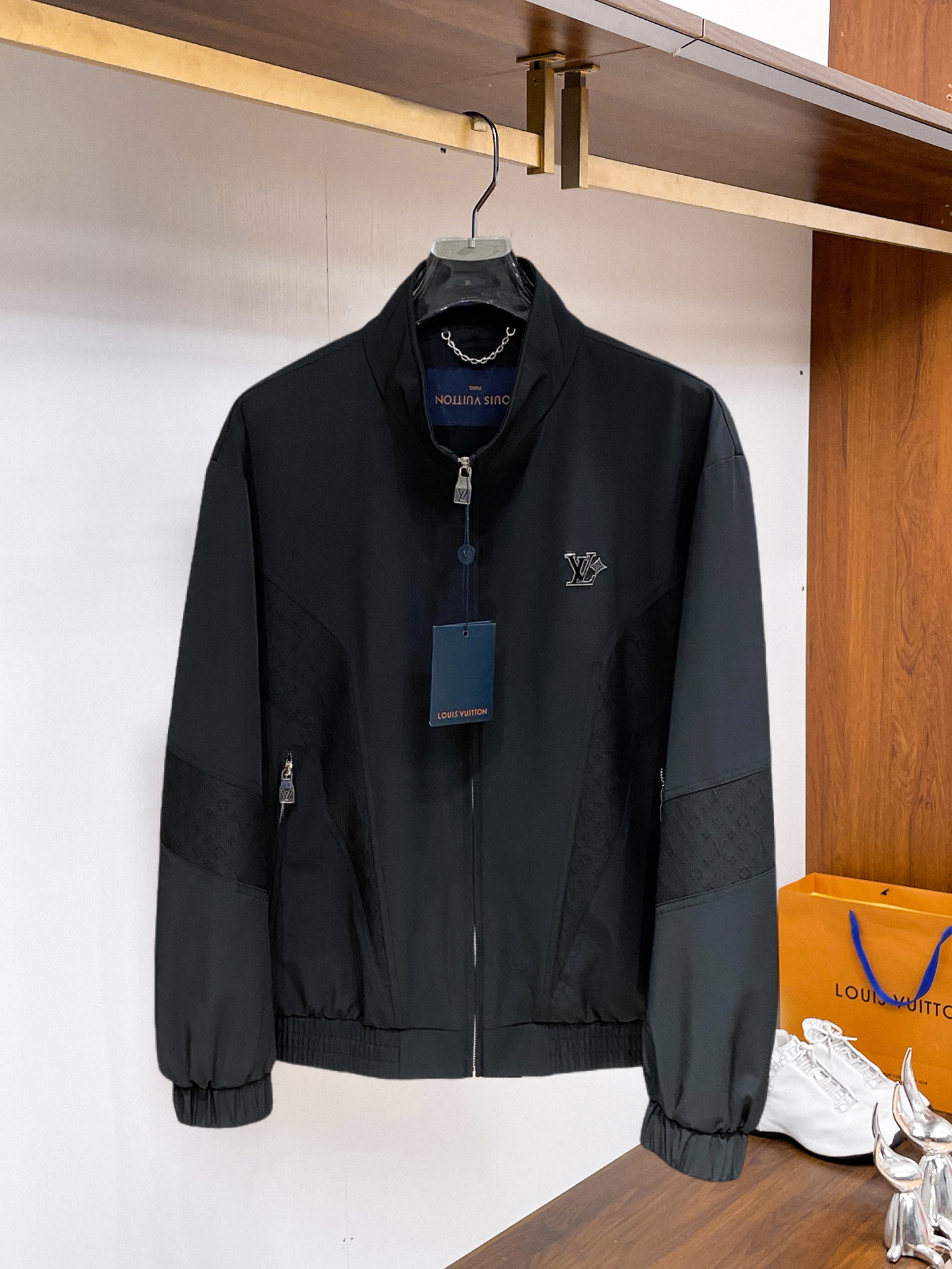 NO:937755,LV 2026 autumn new men's jacket. Original 1:1 customized hardware accessories. All imported and original customization. Welcome to compare at the counter. Super soft, super heavy fabric, perfect workmanship. Pay attention to the fabric and super comfortable. Exclusive model. Non-market goods. Same size for men and women. M ~ XXXL,, louis vuitton, jackets & coats, jackets & coats,19860909LV 2026秋装新款男士夹克外套 原版1:1订制五金配件全进口原版定制 欢迎专柜对比 超柔软 超级重面料做工杠杠的版型完美 注意面料超舒服 独家款 非市场货 男女同款尺码M ～XXXL,,louis vuitton,jackets & coats,jackets & coats,,Men's clothing