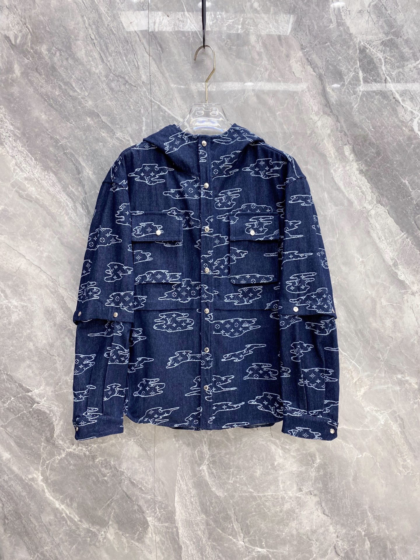 NO:869282,LV 2026ss spring new denim full high-end version!  High-definition fabric accessories, high breathability and comfort, impeccable details, exquisite workmanship and complex craftsmanship, casual tailoring, awesome upper body shape, color black, blue, code number 48-56,, Louis Vuitton,19860909LV 2026ss春季新款牛仔 全高端版本！高定面料辅料,透气舒适度高,细节无可挑剔,做工考究工艺复杂,呈现休闲裁剪,上身版型超赞 颜色黑色 蓝色 码数48-56,,louis vuitton,,Men's clothing