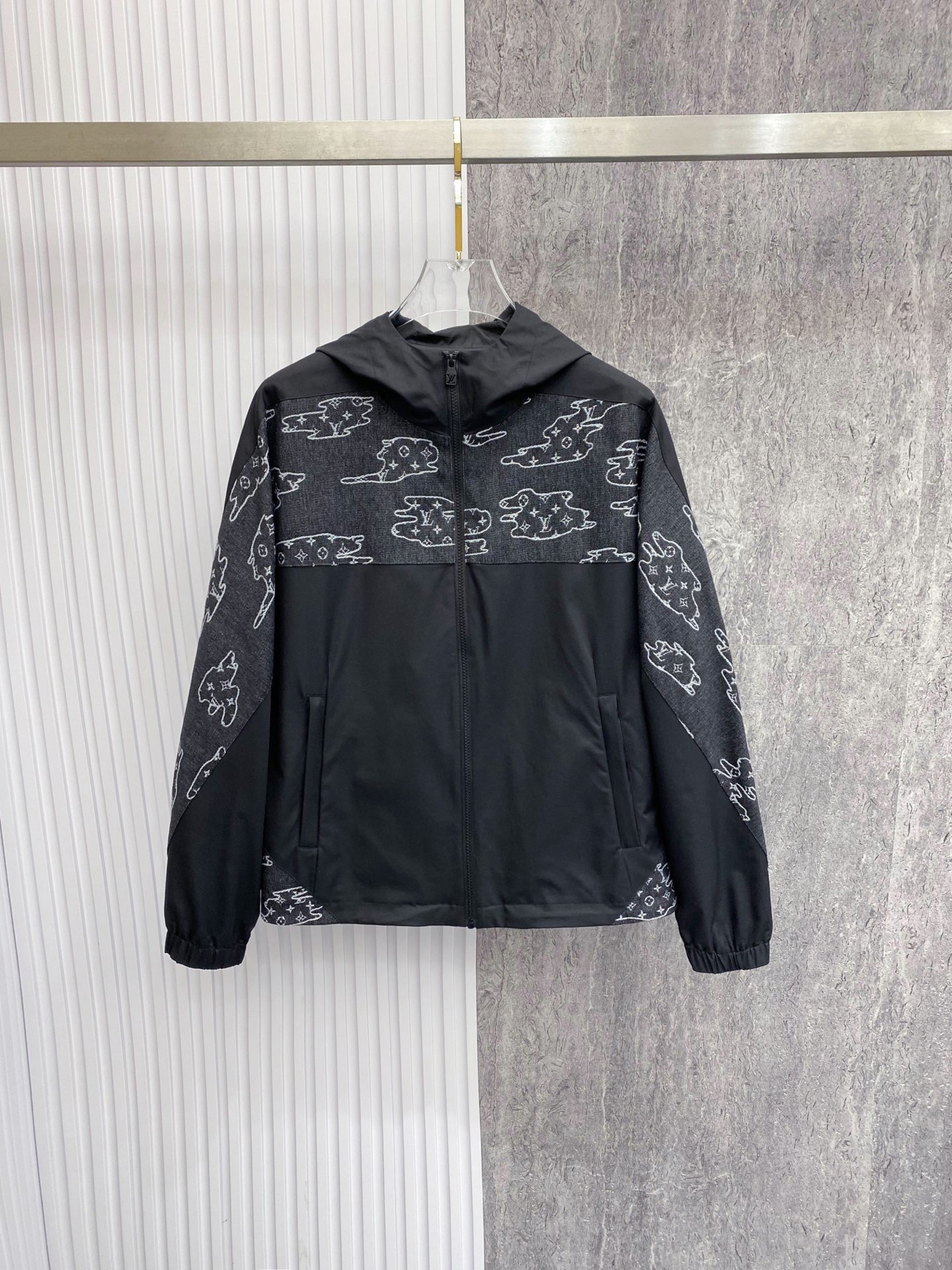 NO:862197,LV 2026ss spring new denim full high-end version!  High-definition fabric accessories, high breathability and comfort, impeccable details, exquisite workmanship and complex craftsmanship, casual tailoring, awesome upper body shape, color black, blue, code number 48-56,, Louis Vuitton,19860909LV 2026ss春季新款牛仔 全高端版本！高定面料辅料,透气舒适度高,细节无可挑剔,做工考究工艺复杂,呈现休闲裁剪,上身版型超赞 颜色黑色 蓝色 码数48-56,,louis vuitton,,Men's clothing