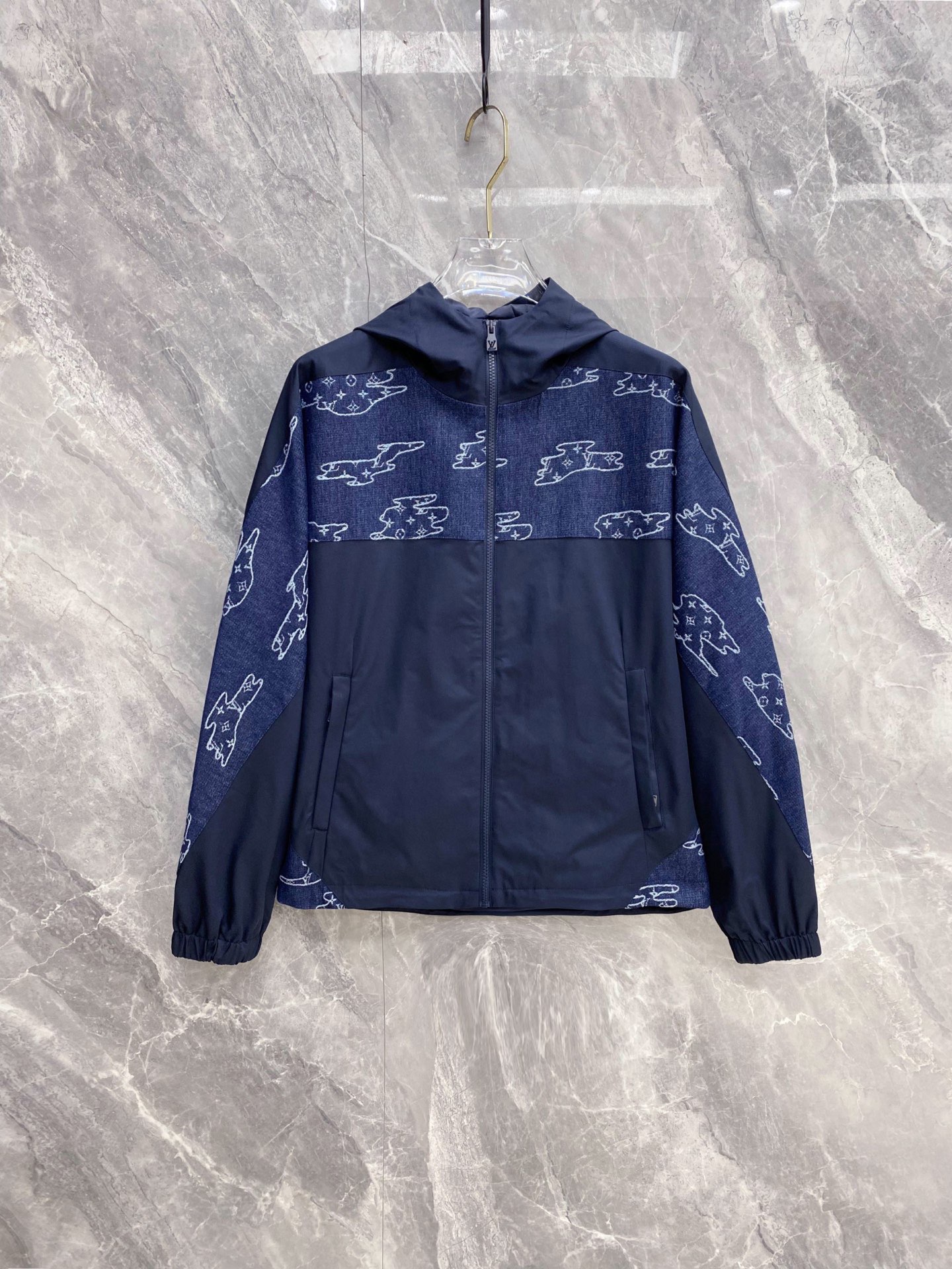 NO:862131,LV 2026ss new spring jacket, full high-end version!  Haute couture counter fabric accessories, high breathability and comfort, impeccable details, exquisite workmanship and complex craftsmanship, casual tailoring, awesome upper body shape, color black blue, code size 48-56,, louis vuitton, jackets & coats, jackets & coats,19860909LV 2026ss春季新款夹克外套 全高端版本！高定专柜面料辅料,透气舒适度高,细节无可挑剔,做工考究工艺复杂,呈现休闲裁剪,上身版型超赞 颜色黑色 蓝色 码数48-56,,louis vuitton,jackets & coats,jackets & coats,,Men's clothing