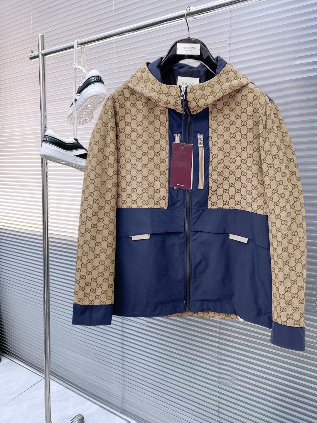 NO:947929,Gucci Prada 2026ss new autumn hooded jacket, full high-end version!  Haute couture counter fabric accessories, high breathability and comfort, impeccable details, exquisite workmanship and complex craftsmanship, casual tailoring, awesome upper body shape, code size 48-56,, prada, jackets & coats, jackets & coats, hats,19860909古奇 普拉达 2026ss秋季新款连帽夹克外套 全高端版本！高定专柜面料辅料,透气舒适度高,细节无可挑剔,做工考究工艺复杂,呈现休闲裁剪,上身版型超赞 码数48-56,,prada,jackets & coats,jackets & coats,hats,,Men's clothing