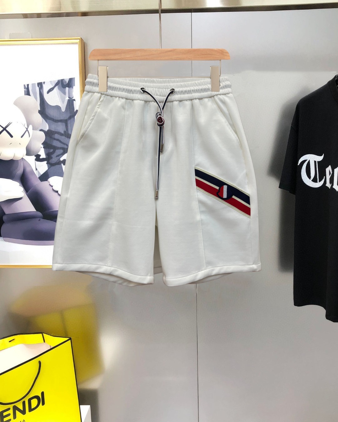 NO:935317,Meng Mouth SS new spring and summer men's and women's logo casual shorts, men's and women's casual shorts are online, another eye-catching masterpiece!  The theme concept of Road*Vuitton, panoramic logo pattern modification!  You can feel its difference as soon as you put it on. The brand style is strong and it can easily turn you into a public highlight!  Just because I was attracted by it at a glance, I liked it and I chose the materials, handwork, design and other aspects of the production process to the extreme. The fabrics are 100% imported!  The texture of this style is very touching. You can tell the specifications and grades at your fingertips. Its fineness and breathability are top-notch, and it instantly beats all versions in the industry. The versatile style has become popular all over the world as soon as it was released. Hollywood celebrities, celebrities and Internet celebrities have all rushed to buy it. It is recommended for self-made wall cracks. It is a must-have shorts for men and women this summer!  Size M-3XL,,Moncler,shorts,19860909蒙口 SS新款春夏男女同款logo休闲短裤,男女同款休闲短裤上线了,又是一件让人眼前一亮的佳作！主题概念的路*威登,全景logo图案修饰！穿上身马上就能感受到它的与众不同,品牌风格浓烈,轻松的能让你变成大众亮点！只因为一眼就被种草,喜欢就要任性用料、手工、 设计等各方面的制作工序都是做到了极致,百分百进口面料！此款的质感相当感人 触手便知规格档次 细腻程度与透气效果堪称顶级 秒杀业内一切版本的存在.百搭的气质款,一发布就火爆全球,好莱坞大咖 明星大V网红都纷纷抢先入手,自留墙裂推荐,今年夏天必入的一款短裤男女同款！ 尺码M-3XL,,Moncler,shorts,,Men's clothing