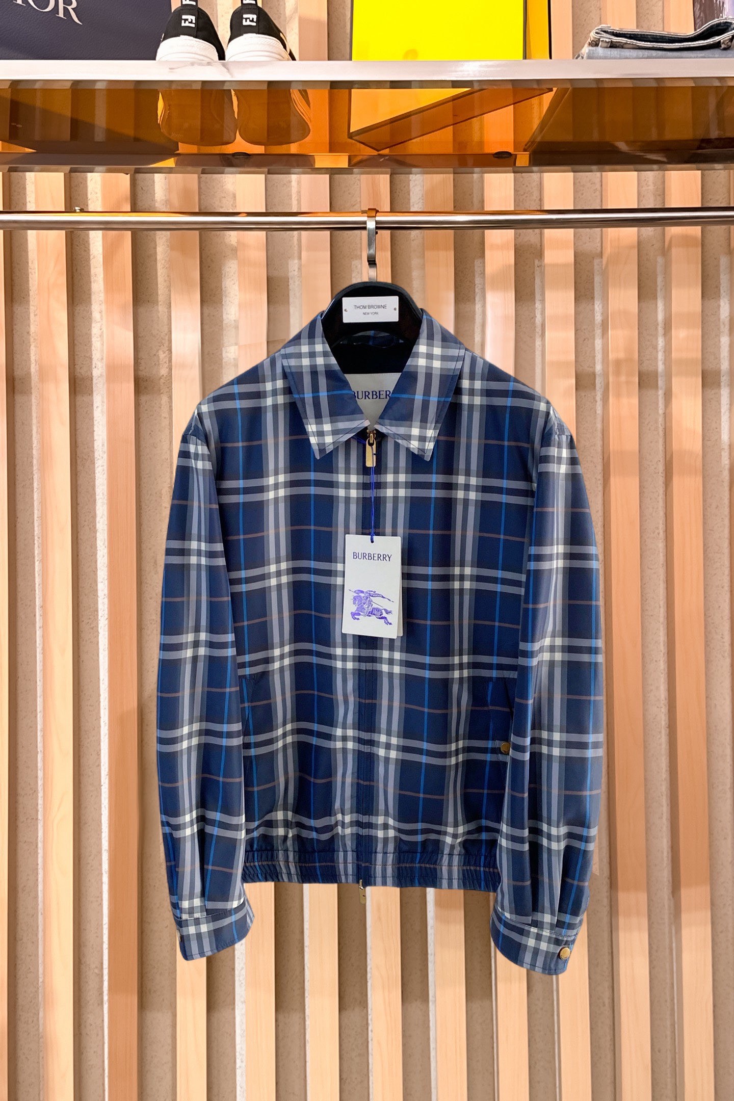 NO:870018,Burberry 2026 spring new men's jacket. Original 1:1 customized hardware accessories. All imported and original customization. Welcome to compare at the counter. Super soft, super heavy fabric workmanship, perfect fit. Pay attention to the fabric and super comfortable. Exclusive model. Non-market goods. Same size for men and women, M ~ XXXL,,burberry,jackets & coats,jackets & coats,19860909巴宝莉 2026春装新款男士夹克外套 原版1:1订制五金配件全进口原版定制 欢迎专柜对比 超柔软 超级重面料做工杠杠的版型完美 注意面料超舒服 独家款 非市场货 男女同款尺码M ～XXXL,,burberry,jackets & coats,jackets & coats,,Men's clothing