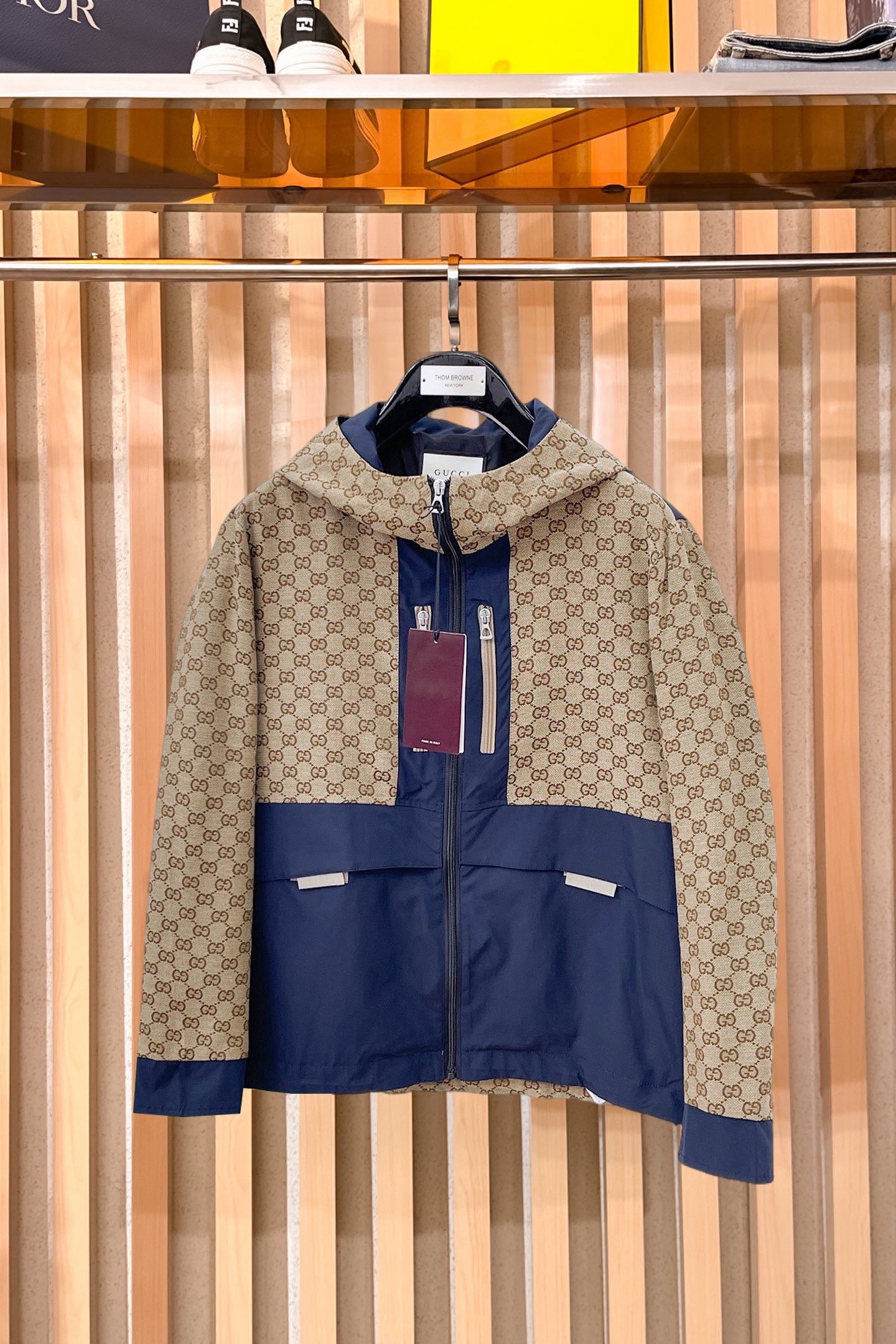 NO:870042,Gucci 2026 spring new men's jacket. Original 1:1 customized hardware accessories. All imported and original customization. Welcome to compare at the counter. Super soft, super heavy fabric, perfect workmanship. Pay attention to the fabric and super comfortable. Exclusive model. Not available in the market. Same size for men and women, M ~ XXXL,,jackets & coats,jackets & coats,19860909古奇 2026春装新款男士夹克外套 原版1:1订制五金配件全进口原版定制 欢迎专柜对比 超柔软 超级重面料做工杠杠的版型完美 注意面料超舒服 独家款 非市场货 男女同款尺码M ～XXXL,,jackets & coats,jackets & coats,,Men's clothing