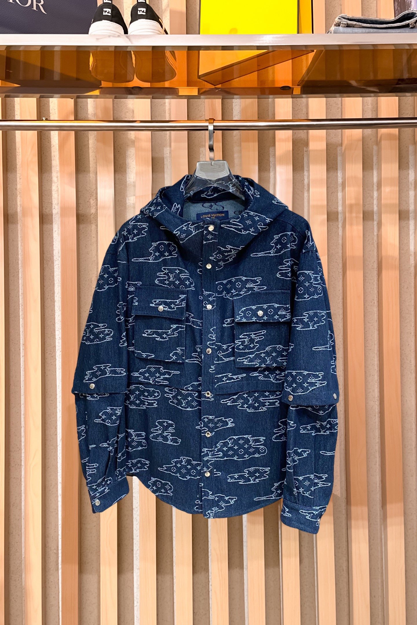 NO:870052,LV 2026 Spring New Men's Denim Jacket Jacket. Original 1:1 customized hardware accessories. All imported and original customization. Welcome to compare at the counter. Super soft, super heavy fabric workmanship, perfect fit. Pay attention to the fabric and super comfortable. Exclusive model. Non-market goods. Same size for men and women. M ~ XXXL,, louis vuitton, jackets & coats, jackets & coats,19860909LV 2026春装新款男士牛仔夹克外套 原版1:1订制五金配件全进口原版定制 欢迎专柜对比 超柔软 超级重面料做工杠杠的版型完美 注意面料超舒服 独家款 非市场货 男女同款尺码M ～XXXL,,louis vuitton,jackets & coats,jackets & coats,,Men's clothing