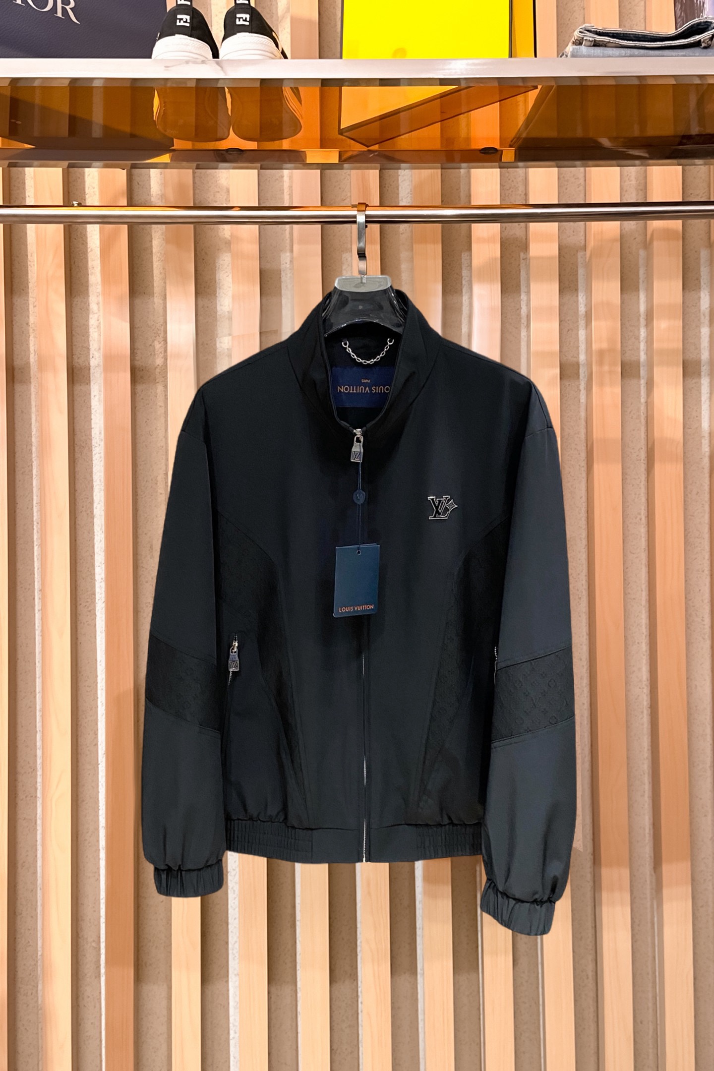 NO:870062,LV 2026 spring new men's jacket. Original 1:1 customized hardware accessories. All imported and original customization. Welcome to compare at the counter. Super soft, super heavy fabric, perfect workmanship. Pay attention to the fabric and super comfortable. Exclusive model. Not available in the market. Same size for men and women. M ~ XXXL,, louis vuitton, jackets & coats, jackets & coats,19860909LV 2026春装新款男士夹克外套 原版1:1订制五金配件全进口原版定制 欢迎专柜对比 超柔软 超级重面料做工杠杠的版型完美 注意面料超舒服 独家款 非市场货 男女同款尺码M ～XXXL,,louis vuitton,jackets & coats,jackets & coats,,Men's clothing