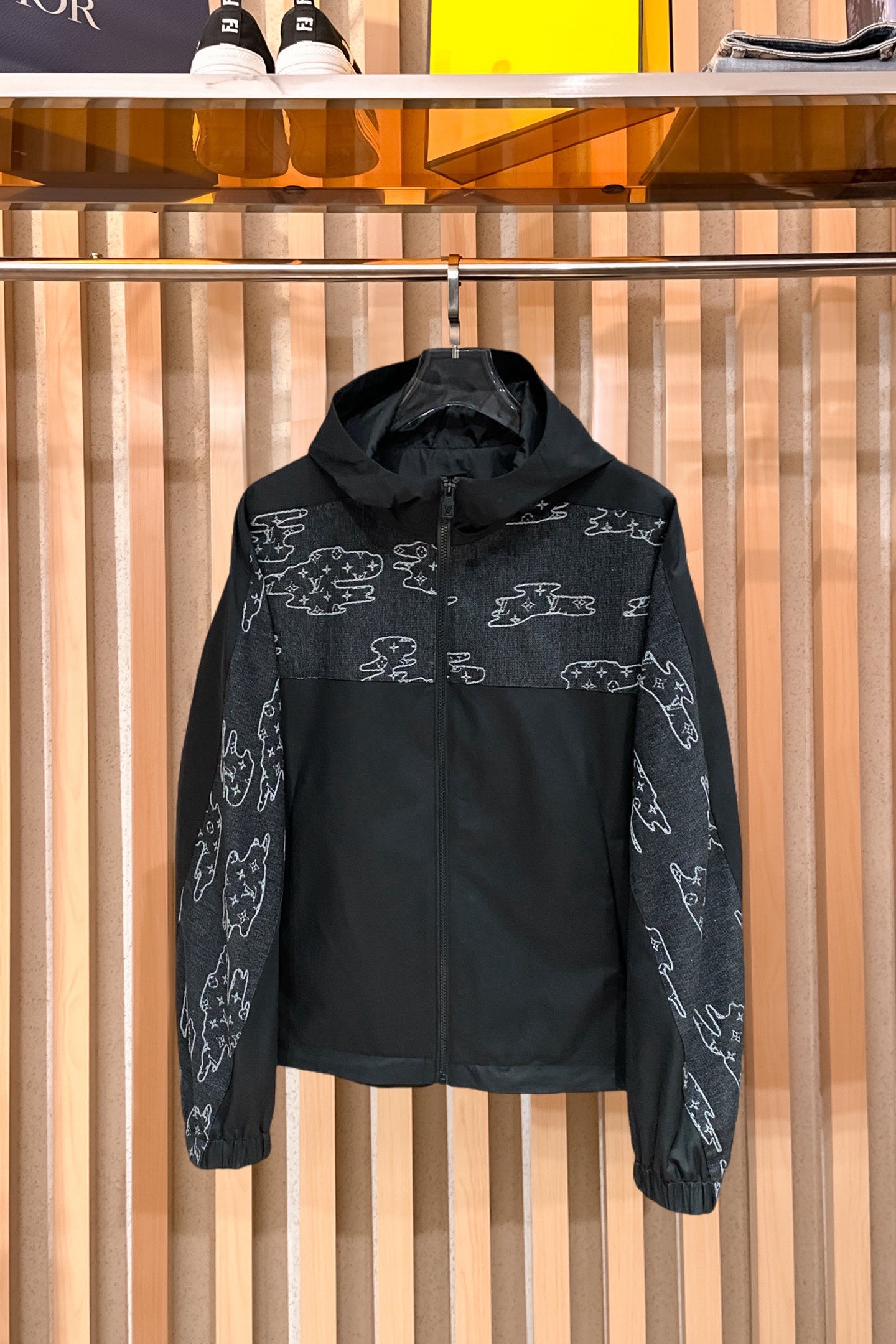 NO:870071,LV 2026 Spring New Men's Denim Jacket Jacket. Original 1:1 customized hardware accessories. All imported and original customization. Welcome to compare at the counter. Super soft, super heavy fabric workmanship, perfect fit. Pay attention to the fabric and super comfortable. Exclusive model. Non-market goods. Same size for men and women. M ~ XXXL,, louis vuitton, jackets & coats, jackets & coats,19860909LV 2026春装新款男士牛仔夹克外套 原版1:1订制五金配件全进口原版定制 欢迎专柜对比 超柔软 超级重面料做工杠杠的版型完美 注意面料超舒服 独家款 非市场货 男女同款尺码M ～XXXL,,louis vuitton,jackets & coats,jackets & coats,,Men's clothing