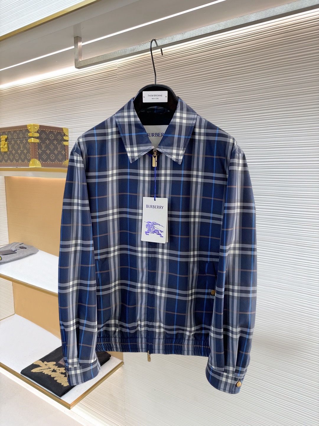 NO:874664,New product Burberry classic latest design 2026ss home new jacket, the new product on the show is in perfect condition, comfortable and warm, complete with three labels, full and attractive color, very outstanding design, easily upgrades the fashion sense, extremely elegant and rigorous workmanship, neat and meticulous wiring!  A masterpiece from a famous designer!  The upper body does not look bloated and is super handsome!  Available size M ~ XXXL,,burberry,jackets & coats,jackets & coats,19860909新品 巴宝莉 经典最新设计款 2026ss 家新款夹克外套,秀场新品品相非常完美,舒适保暖,三标齐全色泽饱满诱人,非常出彩的设计,轻松将时髦感进阶,做工极为考究严谨,走线工整细致！大牌设计师巨作！上身不显臃肿、超级帅气！现货码数M ～ XXXL,,burberry,jackets & coats,jackets & coats,,Men's clothing