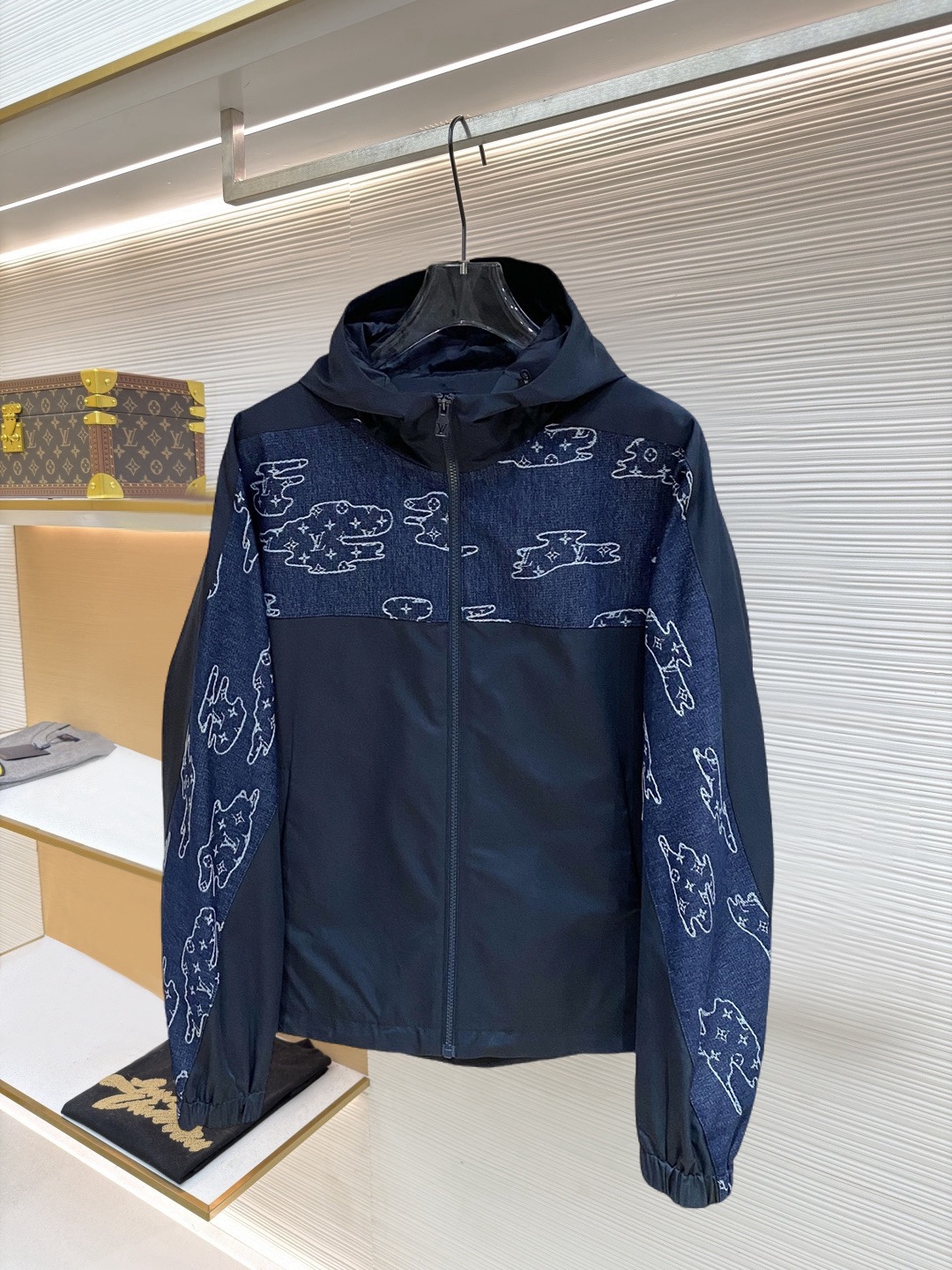NO:874672,New product LV classic latest design 2026ss home new jacket, the new product on the show is in perfect condition, comfortable and warm, complete with three standards, full and attractive color, very outstanding design, easily upgrades the fashion sense, extremely elegant and rigorous workmanship, neat and meticulous wiring!  A masterpiece from a famous designer!  The upper body does not look bloated and is super handsome!  Available size M ~ XXXL,,louis vuitton,jackets & coats,jackets & coats,19860909新品 LV 经典最新设计款 2026ss 家新款夹克外套,秀场新品品相非常完美,舒适保暖,三标齐全色泽饱满诱人,非常出彩的设计,轻松将时髦感进阶,做工极为考究严谨,走线工整细致！大牌设计师巨作！上身不显臃肿、超级帅气！现货码数M ～ XXXL,,louis vuitton,jackets & coats,jackets & coats,,Men's clothing