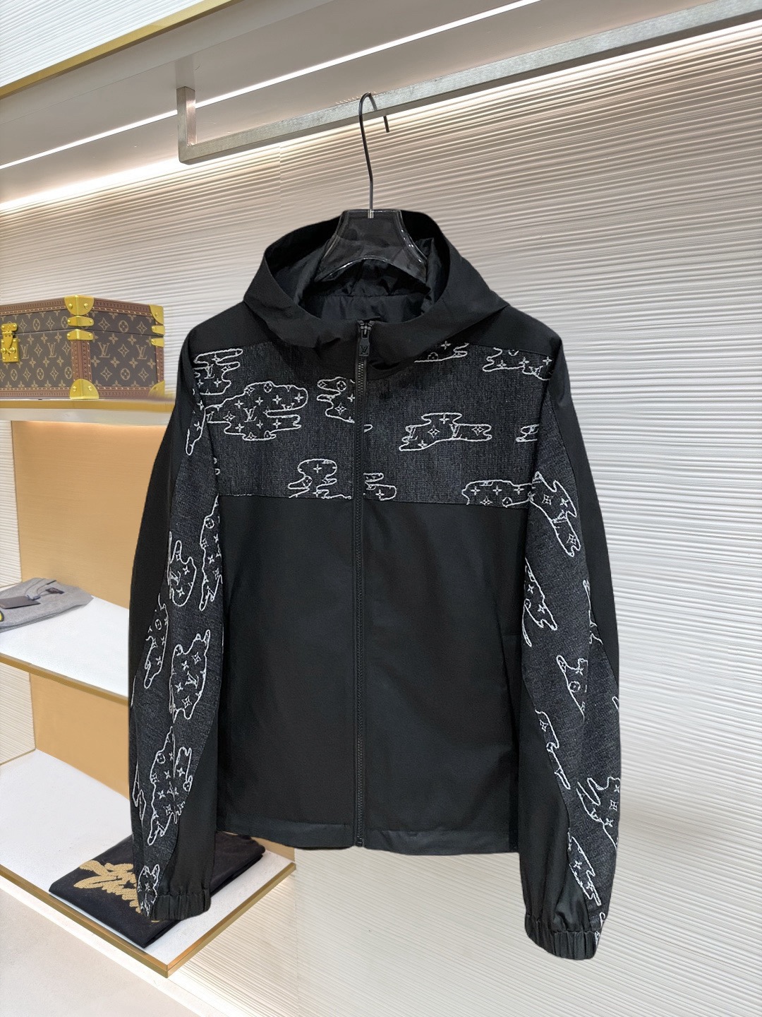 NO:874680,New product Burberry classic latest design 2026ss home new jacket, the new product on the show is in perfect condition, comfortable and warm, complete with three labels, full and attractive color, very outstanding design, easily upgrades the fashion sense, extremely elegant and rigorous workmanship, neat and meticulous wiring!  A masterpiece from a famous designer!  The upper body does not look bloated and is super handsome!  Available size M ~ XXXL,,burberry,jackets & coats,jackets & coats,19860909新品 巴宝莉 经典最新设计款 2026ss 家新款夹克外套,秀场新品品相非常完美,舒适保暖,三标齐全色泽饱满诱人,非常出彩的设计,轻松将时髦感进阶,做工极为考究严谨,走线工整细致！大牌设计师巨作！上身不显臃肿、超级帅气！现货码数M ～ XXXL,,burberry,jackets & coats,jackets & coats,,Men's clothing