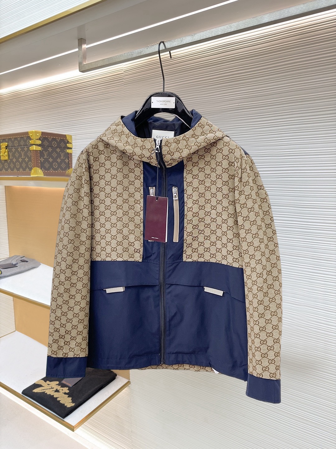 NO:874688,New product Gucci classic latest design 2026ss home new jacket, the new product on the show is in perfect condition, comfortable and warm, complete with three standards, full and attractive color, very outstanding design, easily upgrades the fashion sense, extremely elegant and rigorous workmanship, neat and meticulous wiring!  A masterpiece from a famous designer!  The upper body does not look bloated and is super handsome!  Available sizes M ~ XXXL,,jackets & coats,jackets & coats,19860909新品 古奇 经典最新设计款 2026ss 家新款夹克外套,秀场新品品相非常完美,舒适保暖,三标齐全色泽饱满诱人,非常出彩的设计,轻松将时髦感进阶,做工极为考究严谨,走线工整细致！大牌设计师巨作！上身不显臃肿、超级帅气！现货码数M ～ XXXL,,jackets & coats,jackets & coats,,Men's clothing