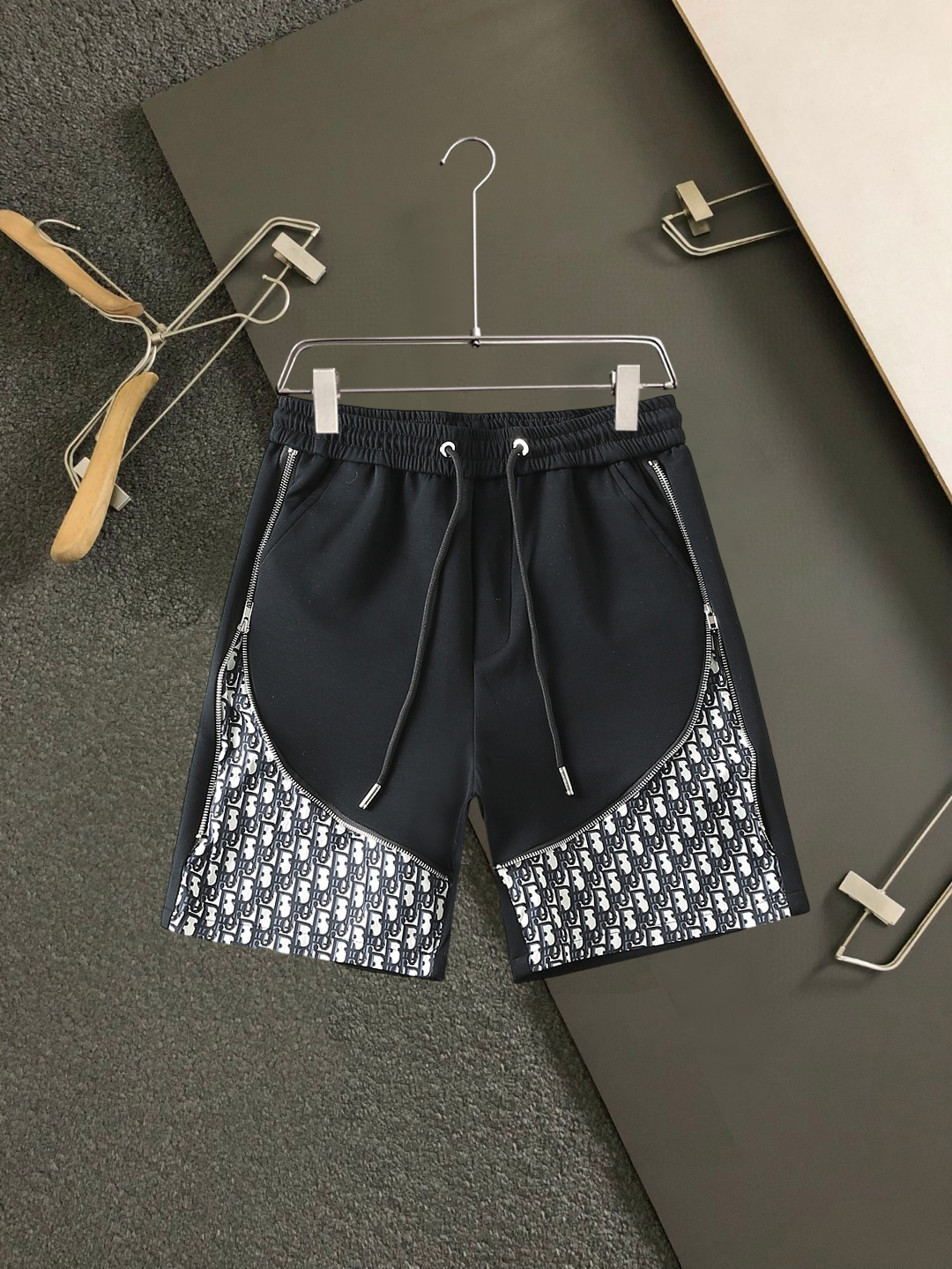 NO:859521,Dior 2026ss new summer style, original counter casual shorts, luxury classic brand original LOGO accessories, counter best-selling model, very comfortable to wear, low-key yet luxurious, very classy to wear. There is no need to say much about the trousers style and tailoring. The upper body is exquisite and high-end, first-class and top-quality materials. Really palace-level casual trousers. The cotton of Turkey is of outstanding quality. After heavy washing, the trousers are very soft!  Not picky, the upper body is absolutely stylish and extremely luxurious. Sizes M-3XL.,,dior,shorts,19860909迪奥 2026ss夏季新款,原单专柜休闲短裤,奢华经典品牌原版LOGO配饰 专柜热销款 身穿着非常舒适 低调不失奢华 穿出去非常有档次 裤型款式和裁剪亦无需多言 上身精致跃然高档一等一顶级质料 真正殿堂级的休闲裤 选用土耳其的棉花品质卓然,经过重水洗使得裤子很柔软！不挑人 上身绝对的有型 极度奢华. 尺码M-3XL.,,dior,shorts,,Men's clothing