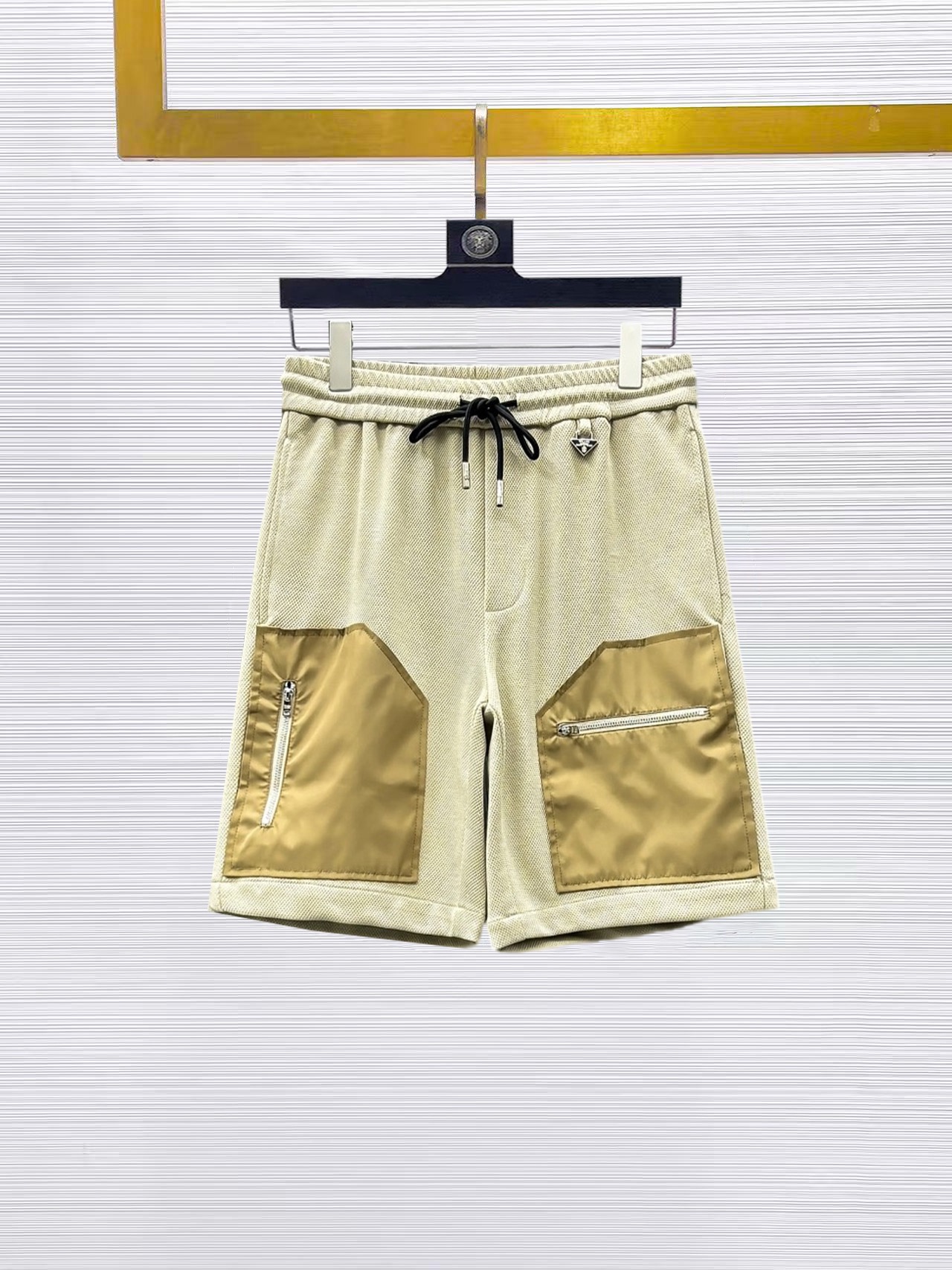 NO:874833,Prada's three-standard complete 2026 new summer men's casual shorts, advanced custom-made breathable fabrics, extremely breathable, elastic and comfortable, impeccable details, top-grade accessories, original logo design concept, delicate and soft feel!  The upper body fit is awesome!  Sizes M-XXXL, please state your height and weight when ordering, prada, shorts,19860909普拉达 三标齐全 2026夏季新款男士休闲短裤,高级定制面料透气面料 透气弹力舒适度极高,细节无可挑剔,顶级辅料配备,原版logo设计理念,手感细腻柔软！上身版型超赞！尺码M-XXXL下单报身高体重,,prada,shorts,,Men's clothing