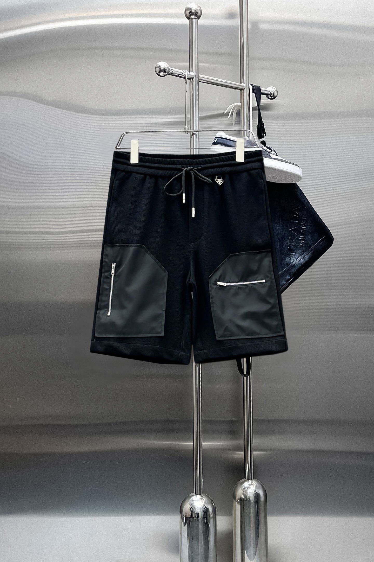 NO:844059,Prada's three-standard complete 2026 new summer men's casual shorts, advanced custom-made breathable fabrics, extremely breathable, elastic and comfortable, impeccable details, top-grade accessories, original logo design concept, delicate and soft feel!  The upper body fit is awesome!  Sizes M-XXXL, please state your height and weight when ordering, prada, shorts,19860909普拉达 三标齐全 2026夏季新款男士休闲短裤,高级定制面料透气面料 透气弹力舒适度极高,细节无可挑剔,顶级辅料配备,原版logo设计理念,手感细腻柔软！上身版型超赞！尺码M-XXXL下单报身高体重,,prada,shorts,,Men's clothing