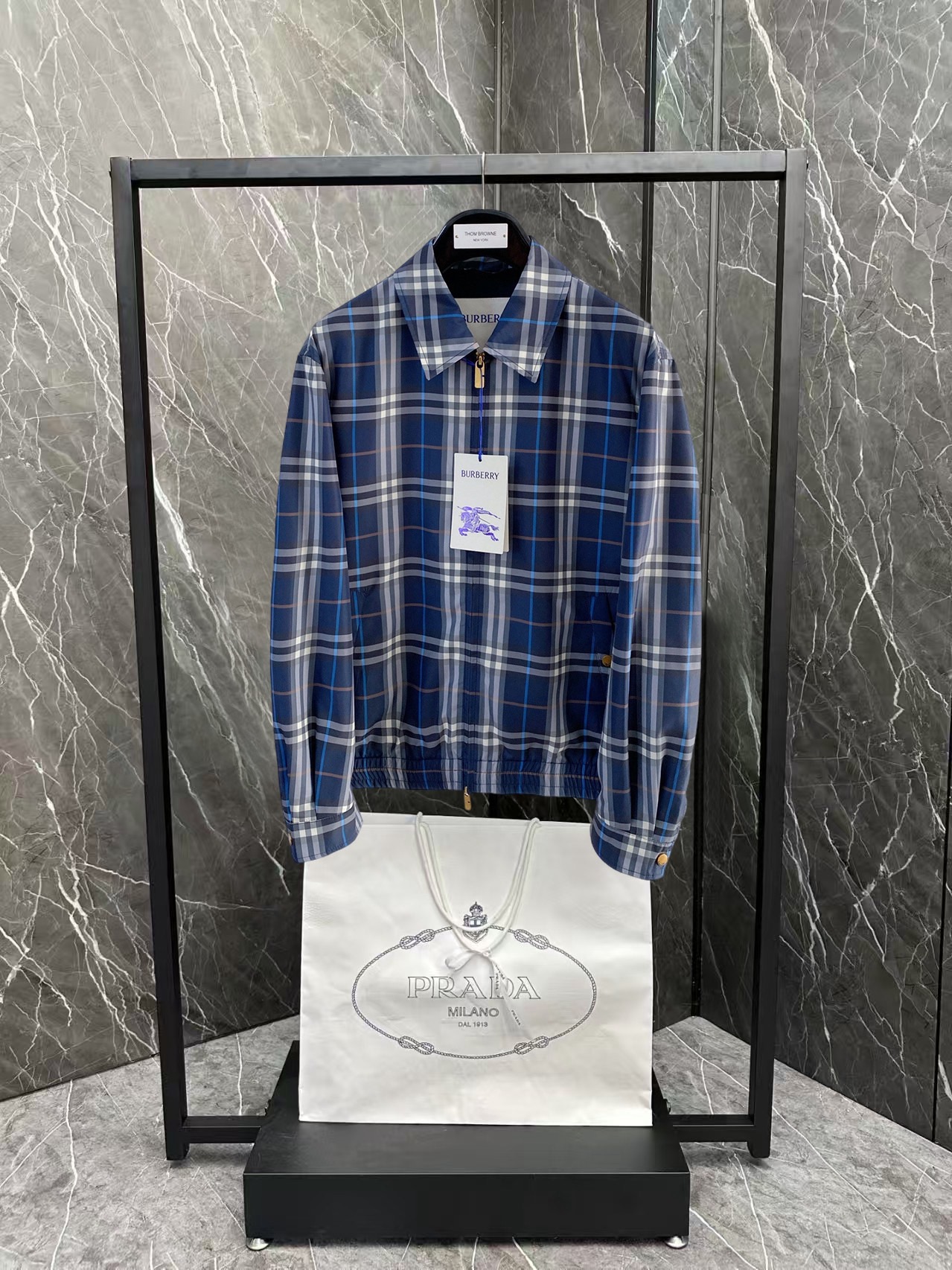 NO:876532,Burberry's 26 new spring jacket has a detachable hood and is made of spliced ​​full-body jacquard fabric. All the fabrics are custom-dyed and the fabric alone takes 20 days. It is produced by a large factory and the quality is absolutely guaranteed. The upper body effect is super good, trendy and versatile, and the accessories are all original 1:1 mold customization. Absolutely worth the money!  Color Blue Size 48-56,,burberry,jackets & coats,hats,19860909巴宝莉 26新款春装新品夹克,帽子可拆卸,采用拼接全身提花面料,面料全部采用定制定染的工艺,单单面料都要耗时20天,大厂出品,质量绝对的保证. 上身效果超级不错,潮流百搭款,辅料全原1:1开模定制.绝对物超所值！ 颜色蓝色 码数48-56,,burberry,jackets & coats,hats,,Men's clothing