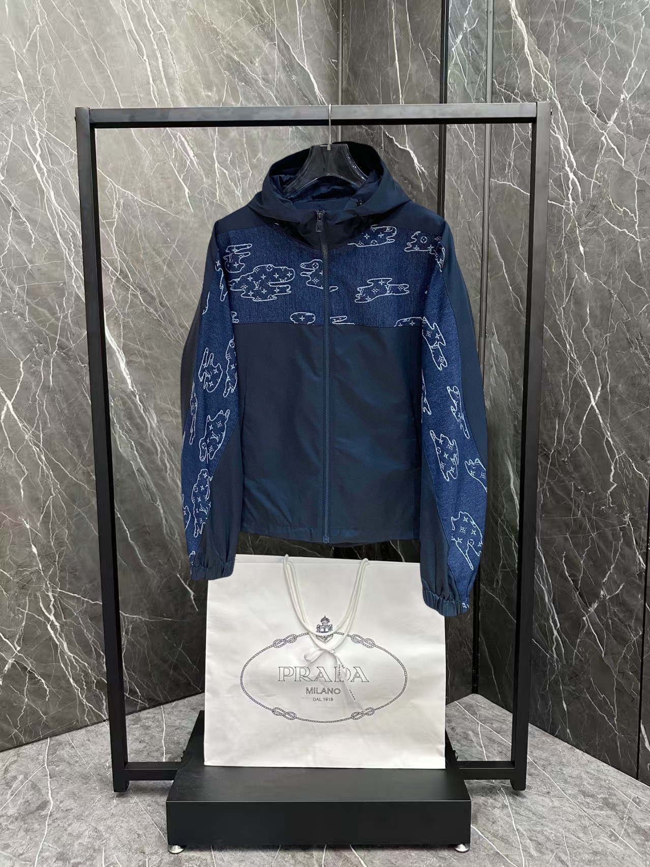 NO:876539,The same style from the LV official website, complete with three labels, sold in advance. 2026ss new spring men's denim jacket, original high-end version with complete three labels. Custom-made fabrics at the counter. Highly breathable and comfortable, impeccable details, brand element design concept, reflecting high quality. Delicate and soft feel. Casual tailoring, excellent upper body shape. Size M～3XL, maximum wearing capacity is 195 catties. Louis vuitton, jackets & coats,jackets & coats,19860909LV官网同款,三标齐全,提前发售 2026ss开春新款男士牛仔夹克外套,原单三标齐全高端版本 专柜定制面料 透气舒适度高,细节无可挑剔,品牌元素设计理念,体现高品质.手感细腻柔软 呈现休闲裁剪,上身版型超赞 码数M～3XL,最大穿195斤,,louis vuitton,jackets & coats,jackets & coats,,Men's clothing