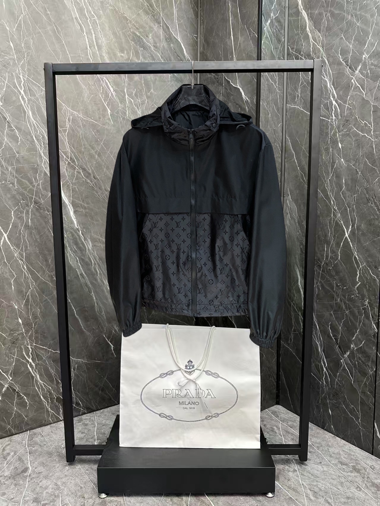 NO:876546,The same style as the LV official website, complete with three labels, sold in advance. 2026ss new spring men's jacket, complete with three labels, high-end version of the original order. Custom-made fabrics at the counter. Highly breathable and comfortable, impeccable details, brand element design concept, reflecting high quality. Delicate and soft feel. Casual tailoring, excellent upper body size. Size M~3XL, maximum wear 195 catties,, Louis Vuitton, jackets & coats,jackets & coats,19860909LV 官网同款,三标齐全,提前发售 2026ss开春新款男士夹克外套,原单三标齐全高端版本 专柜定制面料 透气舒适度高,细节无可挑剔,品牌元素设计理念,体现高品质.手感细腻柔软 呈现休闲裁剪,上身版型超赞 码数M～3XL,最大穿195斤,,louis vuitton,jackets & coats,jackets & coats,,Men's clothing