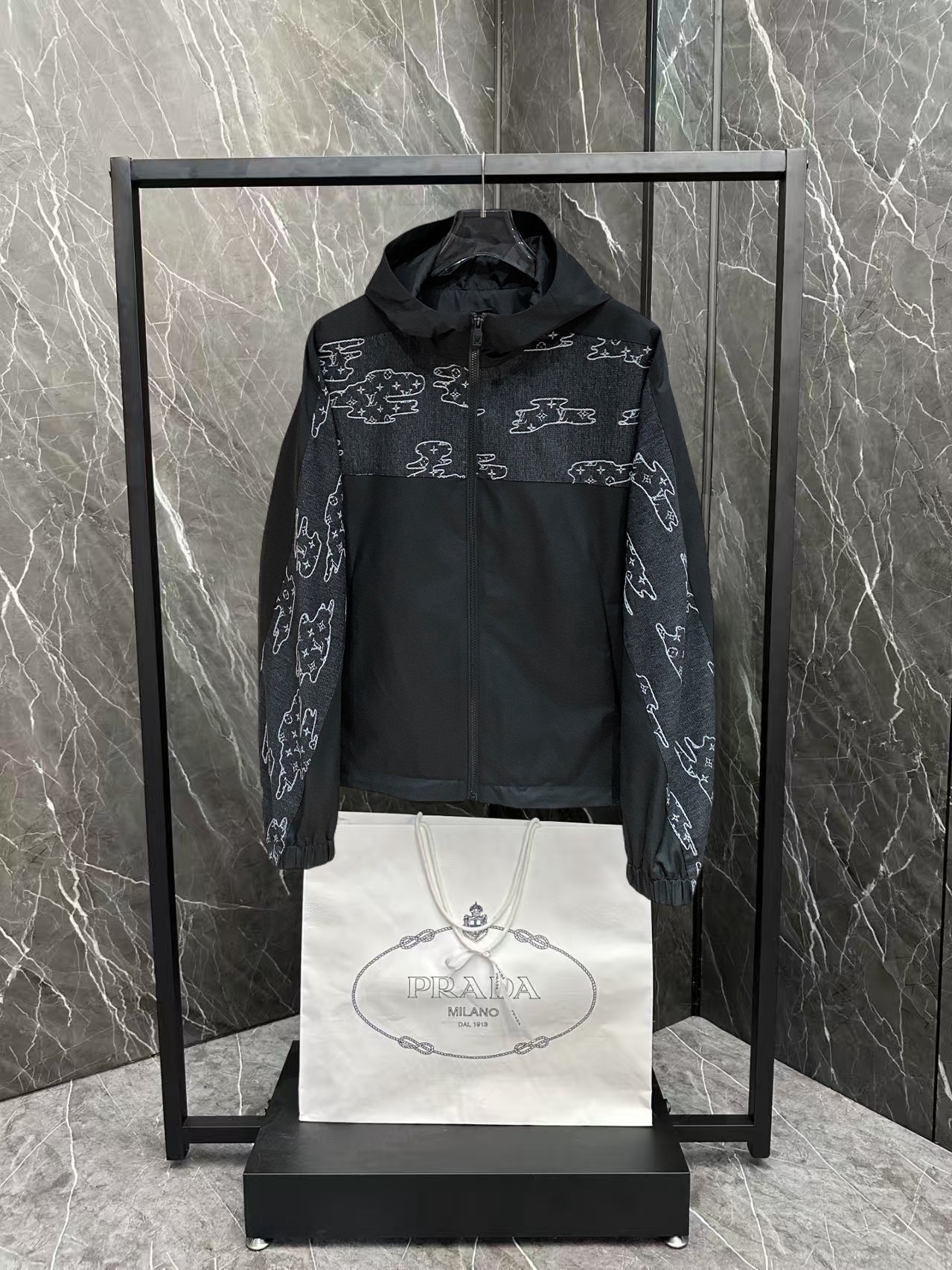 NO:876552,The same style from the LV official website, complete with three labels, sold in advance. 2026ss new spring men's denim jacket, original high-end version with complete three labels. Custom-made fabrics at the counter. Highly breathable and comfortable, impeccable details, brand element design concept, reflecting high quality. Delicate and soft feel. Casual tailoring, excellent upper body shape. Size M～3XL, maximum wearing capacity is 195 catties. Louis vuitton, jackets & coats,jackets & coats,19860909LV官网同款,三标齐全,提前发售 2026ss开春新款男士牛仔夹克外套,原单三标齐全高端版本 专柜定制面料 透气舒适度高,细节无可挑剔,品牌元素设计理念,体现高品质.手感细腻柔软 呈现休闲裁剪,上身版型超赞 码数M～3XL,最大穿195斤,,louis vuitton,jackets & coats,jackets & coats,,Men's clothing