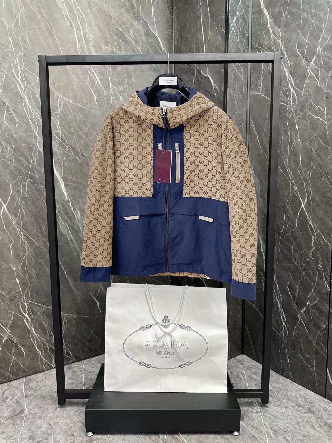 NO:876559,The same style as on the Gucci official website, complete with three labels, sold in advance. 2026ss new spring men's jacket, high-end version with complete three labels from the original order. Custom-made fabrics at the counter. Highly breathable and comfortable, impeccable details, brand element design concept, reflecting high quality. Delicate and soft feel. Casual tailoring, excellent upper body shape. Size M～3XL, maximum wear 195 catties,,jackets & coats,jackets & coats,19860909古奇官网同款,三标齐全,提前发售 2026ss开春新款男士夹克外套,原单三标齐全高端版本 专柜定制面料 透气舒适度高,细节无可挑剔,品牌元素设计理念,体现高品质.手感细腻柔软 呈现休闲裁剪,上身版型超赞 码数M～3XL,最大穿195斤,,jackets & coats,jackets & coats,,Men's clothing