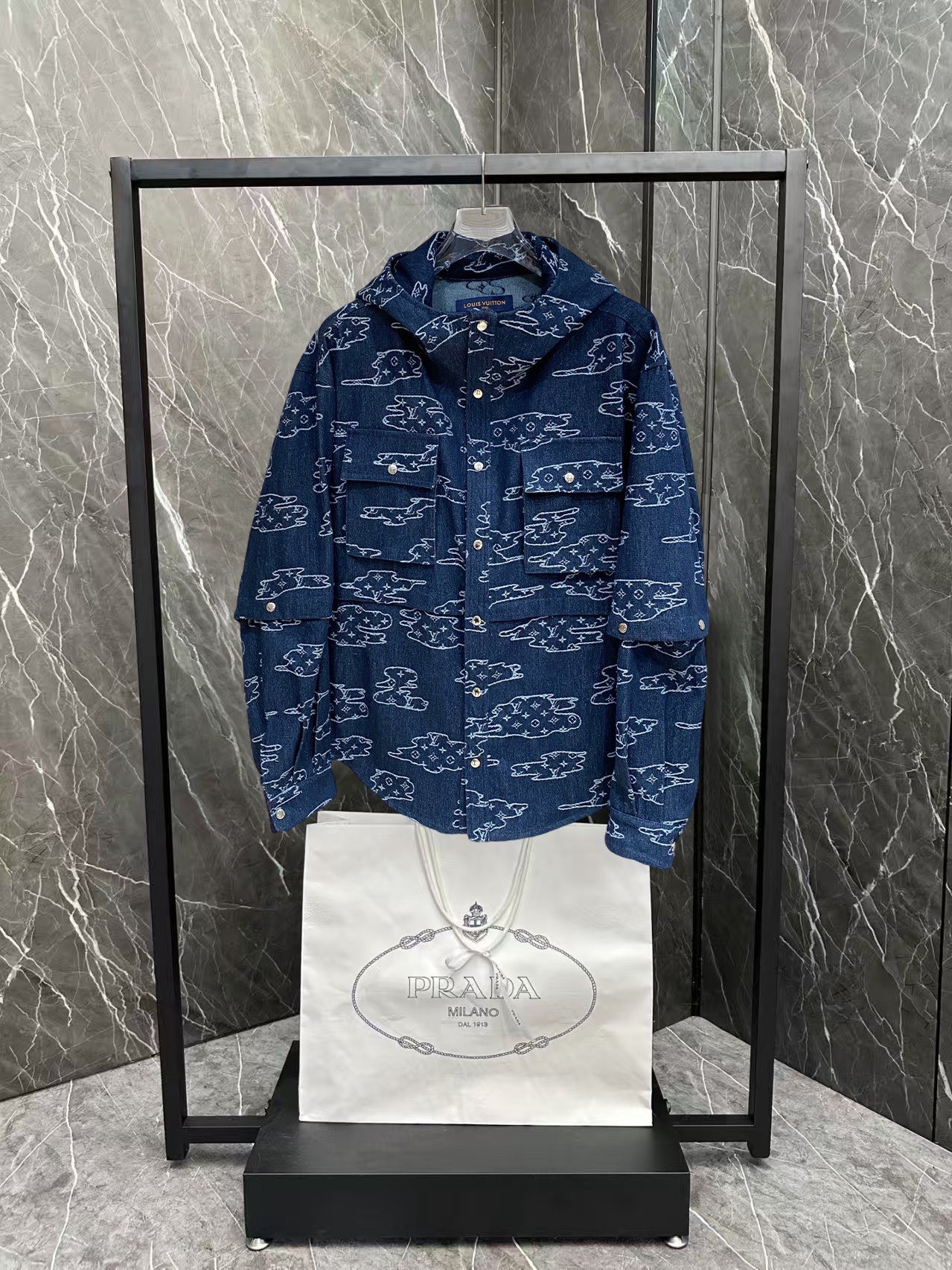 NO:876503,The same style from the LV official website, complete with three labels, sold in advance. 2026ss new spring men's denim jacket, original high-end version with complete three labels. Custom-made fabrics at the counter. Highly breathable and comfortable, impeccable details, brand element design concept, reflecting high quality. Delicate and soft feel. Casual tailoring, excellent upper body shape. Size M～3XL, maximum wearing capacity is 195 catties. Louis vuitton, jackets & coats,jackets & coats,19860909LV官网同款,三标齐全,提前发售 2026ss开春新款男士牛仔夹克外套,原单三标齐全高端版本 专柜定制面料 透气舒适度高,细节无可挑剔,品牌元素设计理念,体现高品质.手感细腻柔软 呈现休闲裁剪,上身版型超赞 码数M～3XL,最大穿195斤,,louis vuitton,jackets & coats,jackets & coats,,Men's clothing
