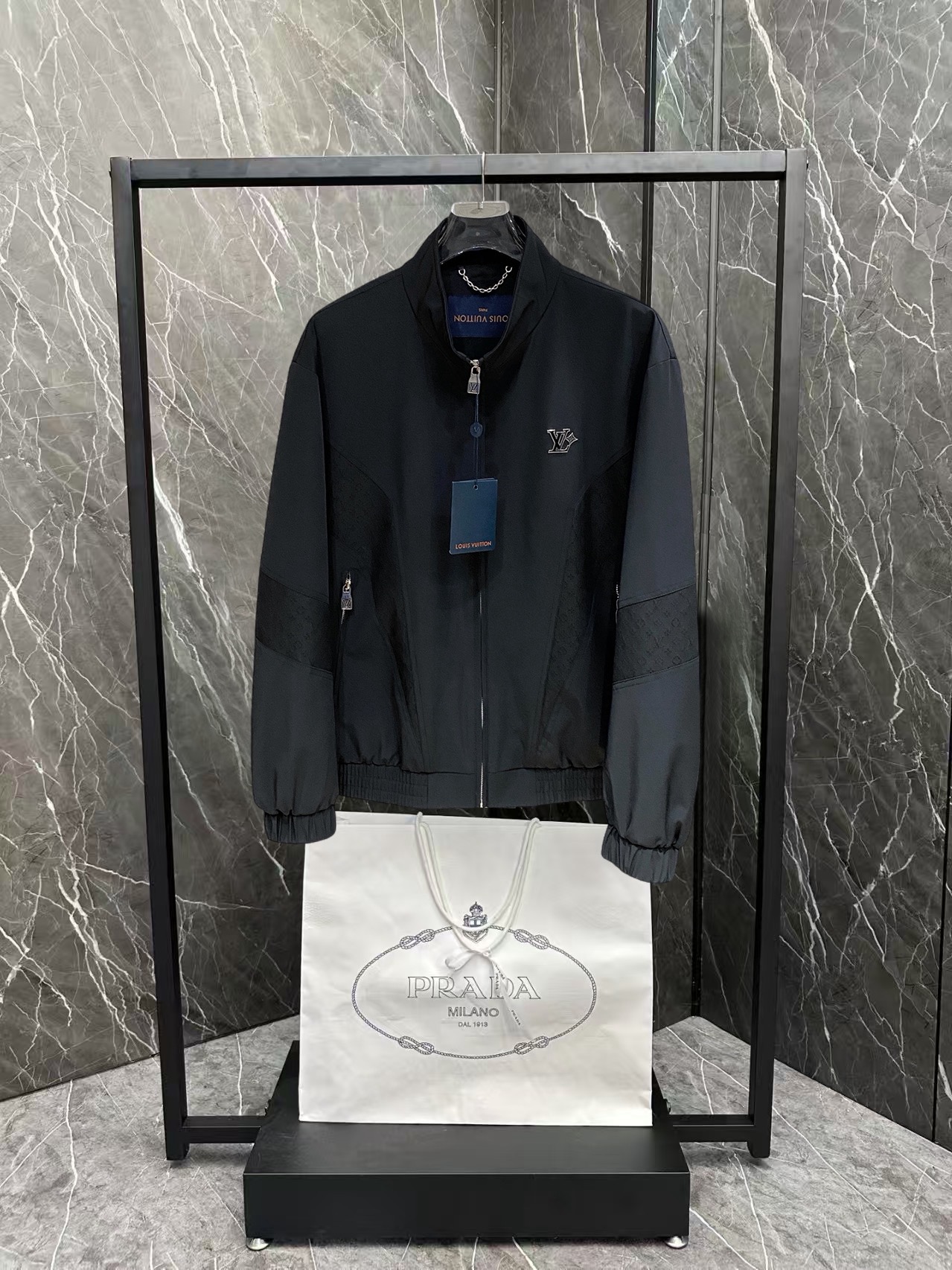 NO:876510,The same style as on the Gucci official website, complete with three labels, sold in advance. 2026ss new spring men's jacket, high-end version with complete three labels from the original order. Custom-made fabrics at the counter. Highly breathable and comfortable, impeccable details, brand element design concept, reflecting high quality. Delicate and soft feel. Casual tailoring, excellent upper body shape. Size M～3XL, maximum wear 195 catties,,jackets & coats,jackets & coats,19860909古奇官网同款,三标齐全,提前发售 2026ss开春新款男士夹克外套,原单三标齐全高端版本 专柜定制面料 透气舒适度高,细节无可挑剔,品牌元素设计理念,体现高品质.手感细腻柔软 呈现休闲裁剪,上身版型超赞 码数M～3XL,最大穿195斤,,jackets & coats,jackets & coats,,Men's clothing