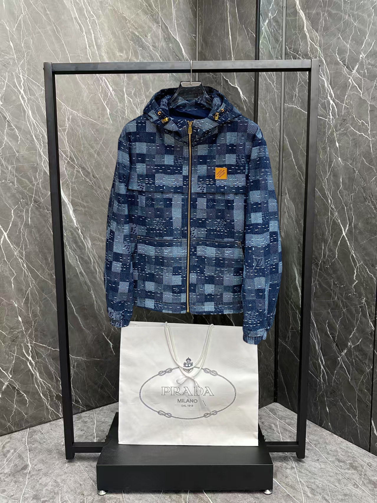 NO:876516,The same style from the LV official website, complete with three labels, sold in advance. 2026ss new spring men's denim jacket, original high-end version with complete three labels. Custom-made fabrics at the counter. Highly breathable and comfortable, impeccable details, brand element design concept, reflecting high quality. Delicate and soft feel. Casual tailoring, excellent upper body shape. Size M～3XL, maximum wearing capacity is 195 catties. Louis vuitton, jackets & coats,jackets & coats,19860909LV官网同款,三标齐全,提前发售 2026ss开春新款男士牛仔夹克外套,原单三标齐全高端版本 专柜定制面料 透气舒适度高,细节无可挑剔,品牌元素设计理念,体现高品质.手感细腻柔软 呈现休闲裁剪,上身版型超赞 码数M～3XL,最大穿195斤,,louis vuitton,jackets & coats,jackets & coats,,Men's clothing
