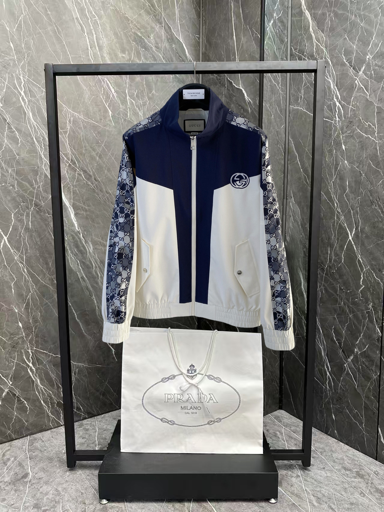 NO:876522,The same style as on the Gucci official website, complete with three labels, sold in advance. 2026ss new spring men's jacket, high-end version with complete three labels from the original order. Custom-made fabrics at the counter. Highly breathable and comfortable, impeccable details, brand element design concept, reflecting high quality. Delicate and soft feel. Casual tailoring, excellent upper body shape. Size M～3XL, maximum wear 195 catties,,jackets & coats,jackets & coats,19860909古奇官网同款,三标齐全,提前发售 2026ss开春新款男士夹克外套,原单三标齐全高端版本 专柜定制面料 透气舒适度高,细节无可挑剔,品牌元素设计理念,体现高品质.手感细腻柔软 呈现休闲裁剪,上身版型超赞 码数M～3XL,最大穿195斤,,jackets & coats,jackets & coats,,Men's clothing
