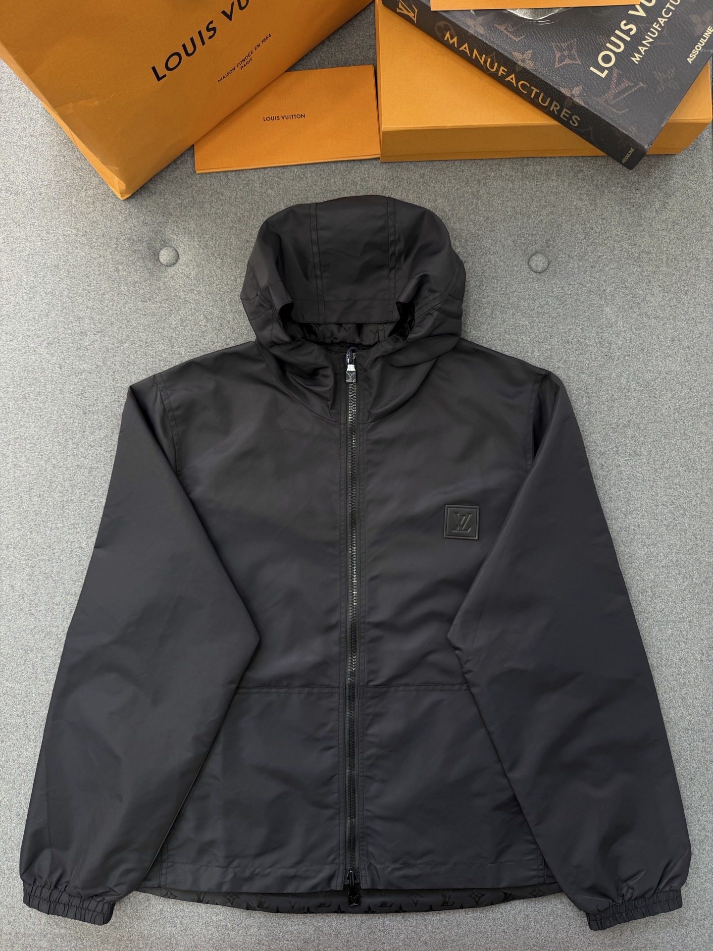 NO:953710,Nylon Double-sided Windproof Jacket The most classic double-sided windproof jacket is now available!  The design concept is really pleasing, and it’s suitable for both men and women!  The reversible style is suitable for many occasions, and the upper body is really cool!  The front fabric is made of nylon. The material is three-dimensional and straight, wrinkle-free and machine washable. It feels smooth and strong, just like an outdoor jacket. The inner fabric is made of polyester fiber combined with metal wire jacquard technology. The entire pattern is shiny and very high-end. The entire piece is hand-cut in counter-position, and the left and right sides of the pattern are completely counter-clockwise. The entire hardware and leather tag is molded and customized, which is a great test of plate making and production technology, and the production process is also quite troublesome!  Invincible is better. Available in sizes M-3XL, jackets & coats,19860909锦纶双面防风夹克 最经典的一款双面防风夹克出货啦！设计理念真的非常讨喜,男女通杀款！两面穿着款式,适用场合超级多,而且上身真的帅炸！正面面料采用锦纶,材质立体挺拔,不起皱机洗,手感顺滑结实,简直就是户外冲锋衣既视感,内里面料采用聚酯纤维结合金属丝提花工艺,整个图案花型呈亮面状态,非常高级,整件对花对位手工剪裁,花型左右完完全对花,全件五金皮牌开模定制,非常考验制版和生产技术,制作流程也相当麻烦！无敌好一点要入 尺码M-3XL,,jackets & coats,,Men's clothing