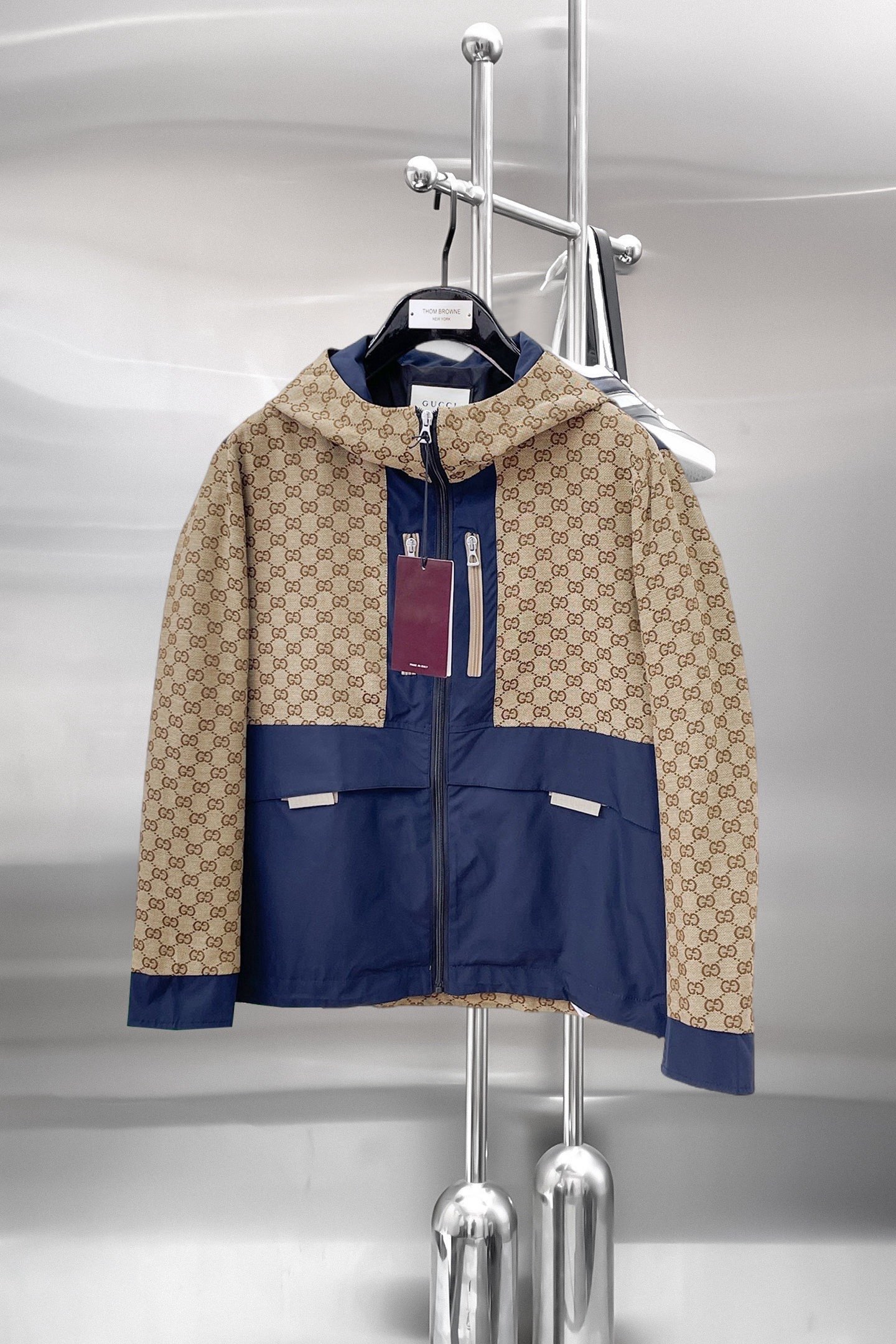NO:849816,Gucci official website, same style, complete with three labels, on sale in advance. 2026ss new spring men's jacket, complete with three labels, high-end version of the original order. Custom-made fabrics at the counter. Highly breathable and comfortable, impeccable details, brand element design concept, reflecting high quality. Delicate and soft feel. Casual tailoring, excellent upper body size. M～3XL, maximum wear 195 catties,,jackets & coats,jackets & coats,19860909古奇 官网同款,三标齐全,提前发售 2026ss开春新款男士夹克外套,原单三标齐全高端版本 专柜定制面料 透气舒适度高,细节无可挑剔,品牌元素设计理念,体现高品质.手感细腻柔软 呈现休闲裁剪,上身版型超赞 码数M～3XL,最大穿195斤,,jackets & coats,jackets & coats,,Men's clothing
