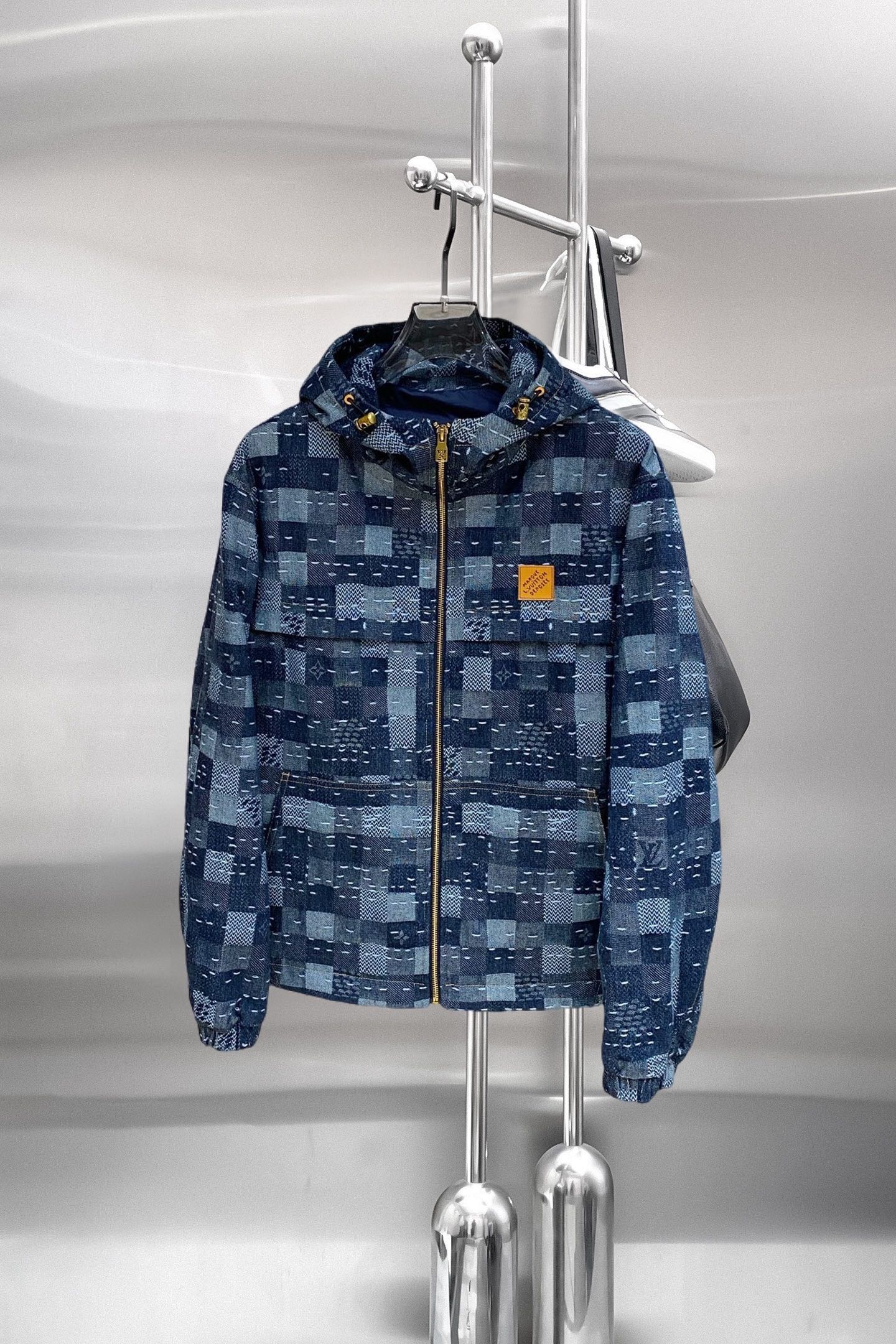 NO:849819,The same style as the LV official website, complete with three labels, sold in advance. 2026ss new spring men's jacket, complete with three labels, high-end version of the original order. Custom-made fabrics at the counter. Highly breathable and comfortable, impeccable details, brand element design concept, reflecting high quality. Delicate and soft feel. Casual tailoring, excellent upper body size. Size M~3XL, maximum wear 195 catties,, Louis Vuitton, jackets & coats,jackets & coats,19860909LV 官网同款,三标齐全,提前发售 2026ss开春新款男士夹克外套,原单三标齐全高端版本 专柜定制面料 透气舒适度高,细节无可挑剔,品牌元素设计理念,体现高品质.手感细腻柔软 呈现休闲裁剪,上身版型超赞 码数M～3XL,最大穿195斤,,louis vuitton,jackets & coats,jackets & coats,,Men's clothing