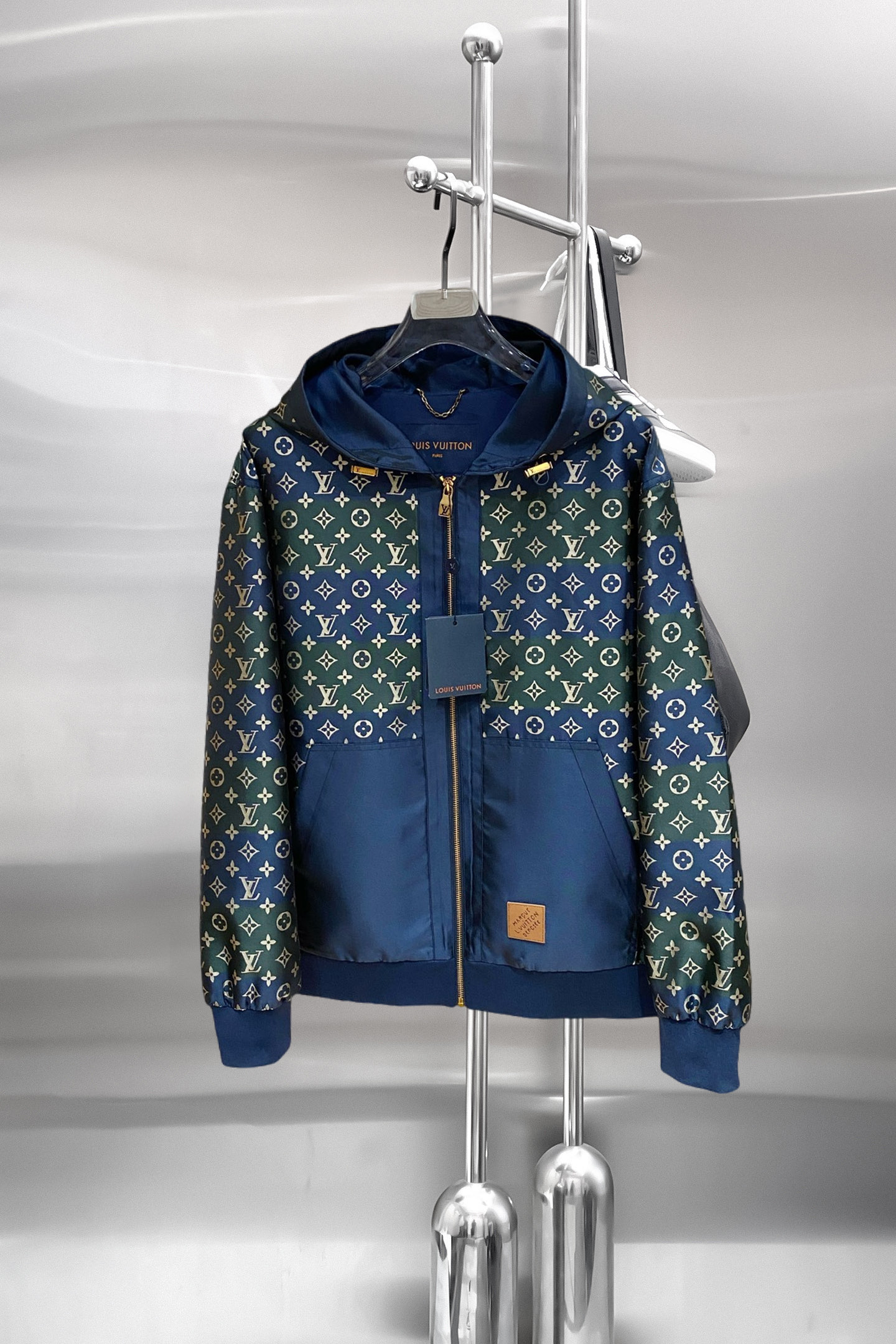 NO:849823,LV Lvjia 2026 early spring new style is on the market. Original order, fashionable jackets and windbreakers made of imported Italian fabrics. European counters are synchronized, the upper body is more casual and generous, and the counter’s original hardware is a new luxury high-end customized accessory!  Luxurious brand-specific logo embellishment design, the highest quality shipments in the market, original accessories, the ultimate in luxury!  Soft and comfortable. The upper body is very handsome!  Suitable for any scene!  Size M-XXXL (178 140 catties L, maximum wear 195 catties),,louis vuitton,louis vuitton,louis vuitton,jackets & coats,jackets & coats,19860909LV驴家 2026早春新款上市 原单狠货 意大利进口面料时尚夹克风衣外套.欧洲专柜同步,上身更随意大方,专柜原版五金奢华高档定制配饰新作！奢华品牌特质logo点缀设计,市场最高品质出货、原版辅料,奢华极致！柔软舒适.上身爆帅！适合任意场景！ 尺码M-XXXL（178 140斤L 最大穿195斤）,,louis vuitton,louis vuitton,louis vuitton,jackets & coats,jackets & coats,,Men's clothing