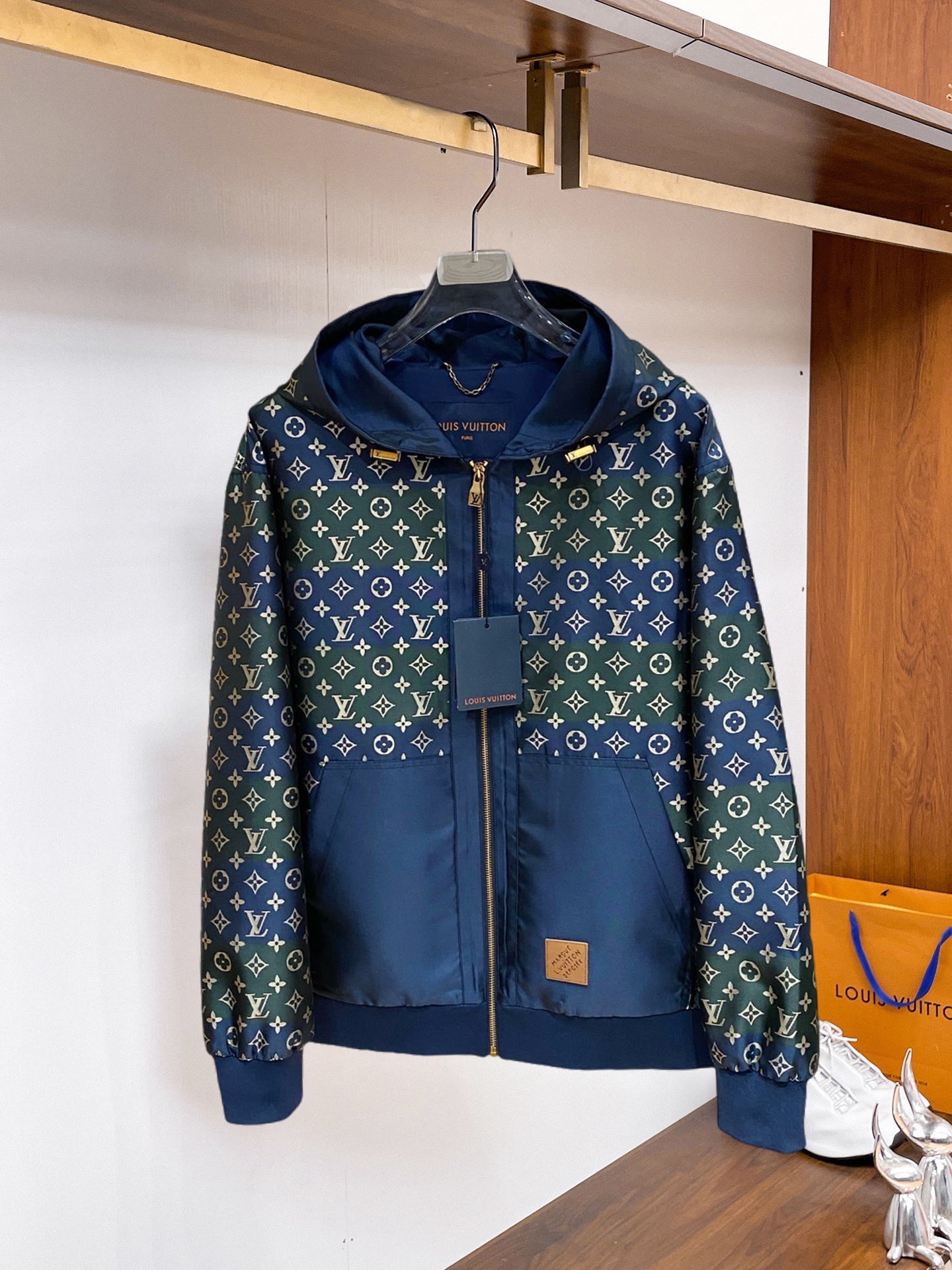 NO:937765,LV 2026 autumn new men's jacket. Original 1:1 customized hardware accessories. All imported and original customization. Welcome to compare at the counter. Super soft, super heavy fabric, perfect workmanship. Pay attention to the fabric and super comfortable. Exclusive model. Non-market goods. Same size for men and women. M ~ XXXL,, louis vuitton, jackets & coats, jackets & coats,19860909LV 2026秋装新款男士夹克外套 原版1:1订制五金配件全进口原版定制 欢迎专柜对比 超柔软 超级重面料做工杠杠的版型完美 注意面料超舒服 独家款 非市场货 男女同款尺码M ～XXXL,,louis vuitton,jackets & coats,jackets & coats,,Men's clothing