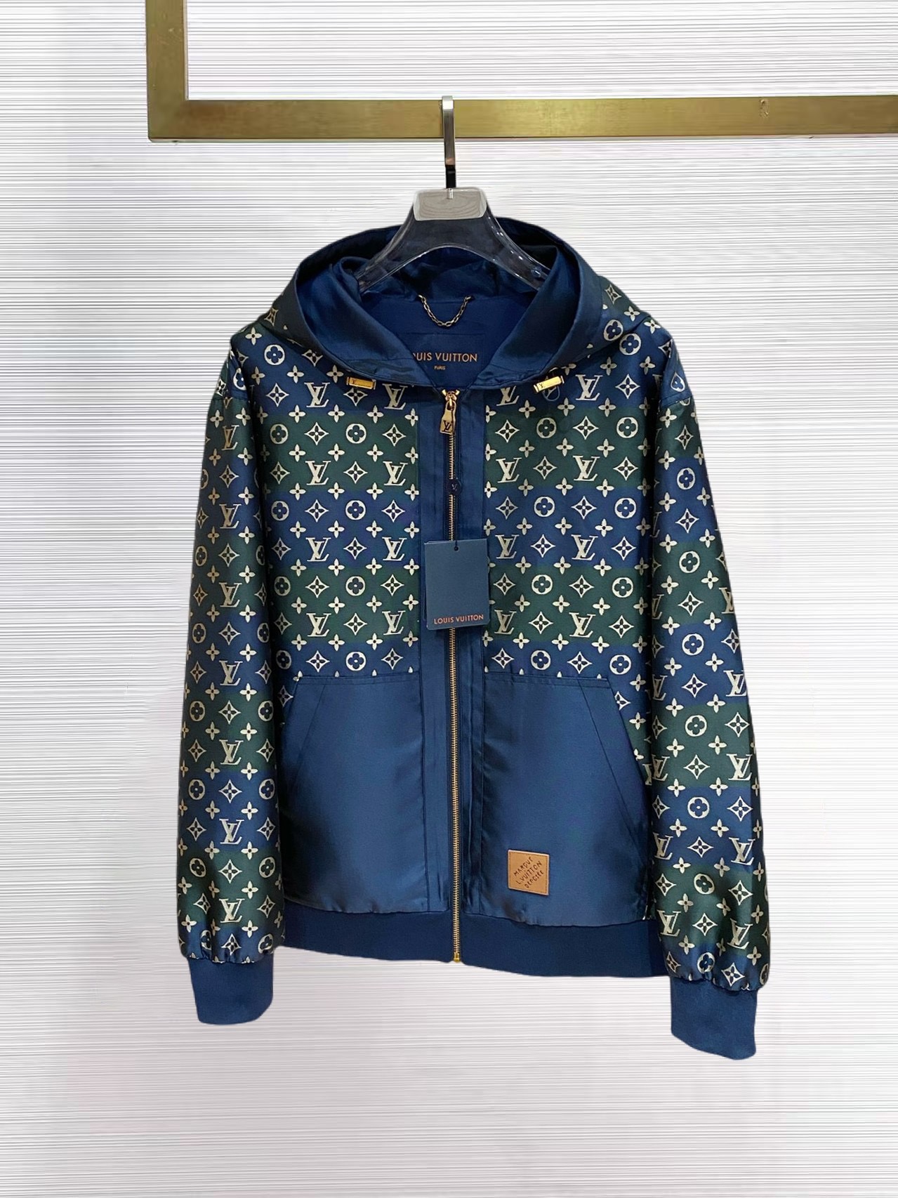 NO:869386,LV spring 2026 latest fashion designer jacket. Every detail shows high-end craftsmanship. The design changes of structural tailoring show the diverse image changes of men. It is slim and neat, and tailored to meet the current popular multi-layered wear. Versatile style for life. Size 48-56,, louis vuitton, jackets & coats, jackets & coats,19860909LV 春款2026最新款时尚设计师款夹克外套.处处细节显工艺足够的高级 结构性剪裁的设计改变来展现男士多样的形象变化,修身利落、剪裁合体,满足时下正流行的多层次穿搭,生活百搭款式 码数48-56,,louis vuitton,jackets & coats,jackets & coats,,Men's clothing
