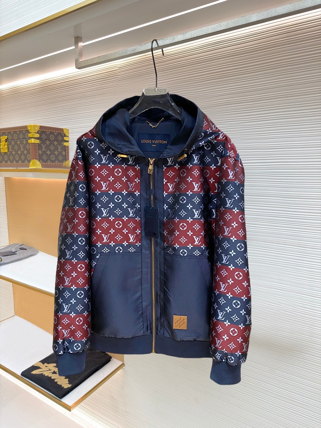 NO:874712,New product LV classic latest design 2026ss home new jacket, the new product on the show is in perfect condition, comfortable and warm, complete with three standards, full and attractive color, very outstanding design, easily upgrades the fashion sense, extremely elegant and rigorous workmanship, neat and meticulous wiring!  A masterpiece from a famous designer!  The upper body does not look bloated and is super handsome!  Available size M ~ XXXL,,louis vuitton,jackets & coats,jackets & coats,19860909新品 LV 经典最新设计款 2026ss 家新款夹克外套,秀场新品品相非常完美,舒适保暖,三标齐全色泽饱满诱人,非常出彩的设计,轻松将时髦感进阶,做工极为考究严谨,走线工整细致！大牌设计师巨作！上身不显臃肿、超级帅气！现货码数M ～ XXXL,,louis vuitton,jackets & coats,jackets & coats,,Men's clothing