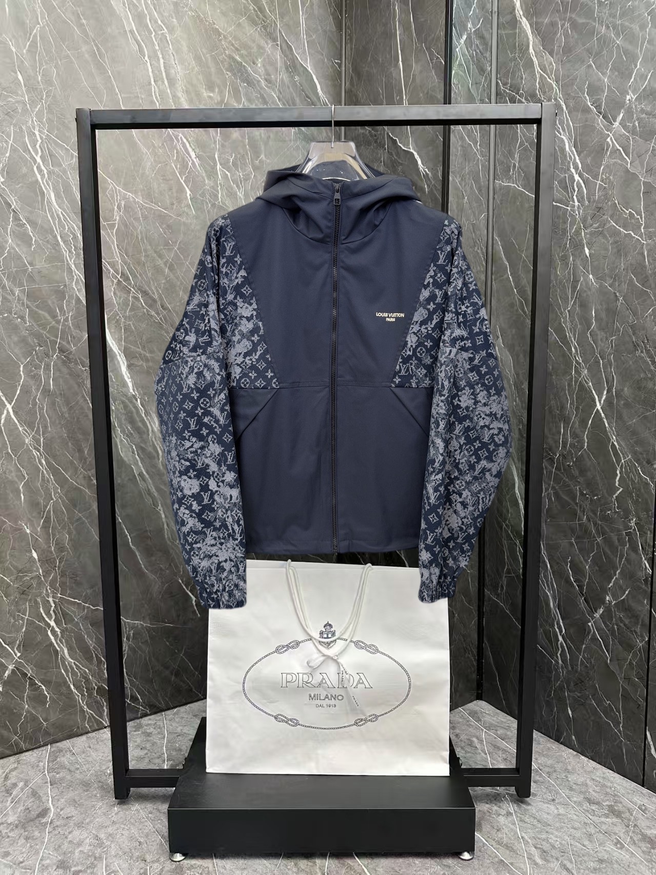 NO:876548,The same style from the LV official website, complete with three labels, sold in advance. 2026ss new spring men's denim jacket, original high-end version with complete three labels. Custom-made fabrics at the counter. Highly breathable and comfortable, impeccable details, brand element design concept, reflecting high quality. Delicate and soft feel. Casual tailoring, excellent upper body shape. Size M～3XL, maximum wearing capacity is 195 catties. Louis vuitton, jackets & coats,jackets & coats,19860909LV官网同款,三标齐全,提前发售 2026ss开春新款男士牛仔夹克外套,原单三标齐全高端版本 专柜定制面料 透气舒适度高,细节无可挑剔,品牌元素设计理念,体现高品质.手感细腻柔软 呈现休闲裁剪,上身版型超赞 码数M～3XL,最大穿195斤,,louis vuitton,jackets & coats,jackets & coats,,Men's clothing