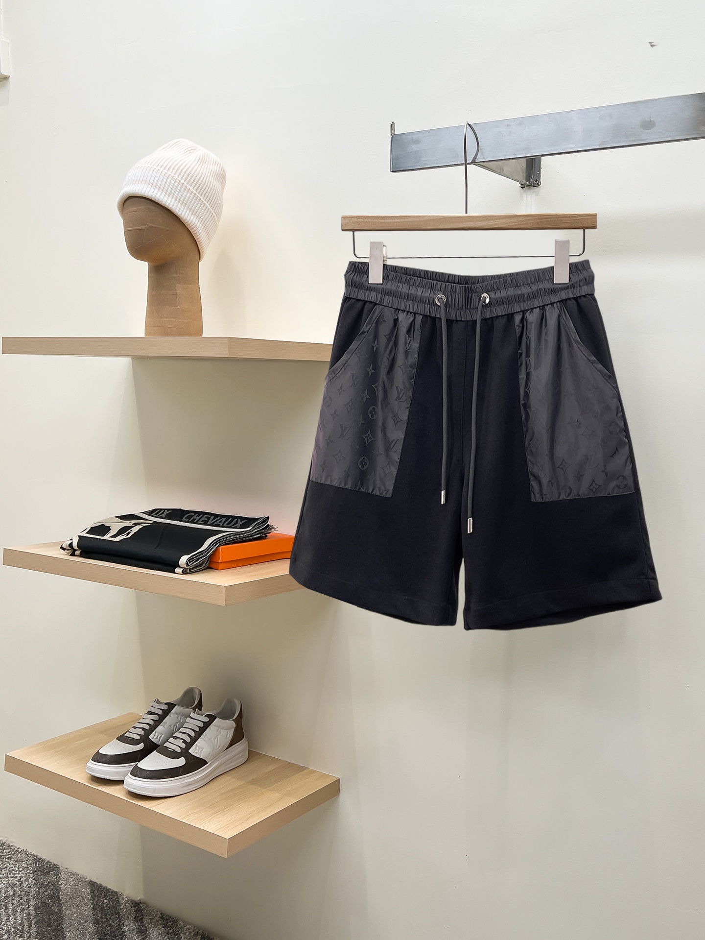 NO:846690,LV three-standard complete 2026 summer new men's casual shorts, advanced custom-made breathable fabrics, extremely breathable, elastic and comfortable, impeccable details, top-grade accessories, original logo design concept, delicate and soft feel!  The upper body fit is awesome!  Sizes M-XXXL, please state your height and weight when ordering,,louis vuitton,shorts,19860909LV 三标齐全 2026夏季新款男士休闲短裤,高级定制面料透气面料 透气弹力舒适度极高,细节无可挑剔,顶级辅料配备,原版logo设计理念,手感细腻柔软！上身版型超赞！尺码M-XXXL下单报身高体重,,louis vuitton,shorts,,Men's clothing
