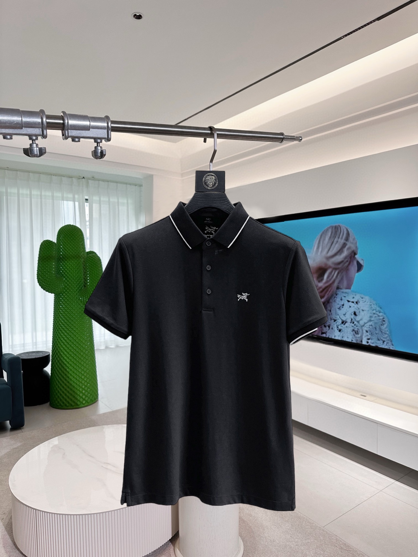 NO:910358,Arc'teryx 2026ss summer new letter logo men's lapel Polo shirt!  Classic business men's style, the ceiling-level business men's style of high-end men's clothing!  Simple and fashionable yet elegant, it looks great when worn alone, and quality control/details control can be taken away with your eyes closed. It is low-key, luxurious and connotative!  The custom-woven mesh pique cotton fabric supplied by the customer is carefully made. The mesh texture is evenly arranged on the surface of the fabric. It has excellent breathability and heat dissipation and perspiration. The upper body comfort is completely better than ordinary single-sided jersey tissue!  The classic brand LOGO on the chest is made with top-notch craftsmanship. The LOGO is three-dimensional, clear and full, and has extraordinary texture. Whether it is worn as an inner layer or worn alone, it is a classic product!  The exquisite tailoring process, every detail is handled very standard and delicately, which cannot be compared with other low-end products on the market. It is a must-have basic and versatile Polo shirt for men!  Various colors, sizes M-3xl, arc'teryx,19860909始祖鸟 2026ss夏季新款字母logo男士翻领Polo衫！经典商务男款,高端男装的天花板级别的商务男款！简约时尚大气不失优雅,单穿内搭体面过人,品质控/细节控的闭眼带走,低调又奢华有内涵！ 客供定织网眼珠地棉布精心制成,面料表面排列均匀整齐的网眼纹理,透气性和散热排汗性极佳,上身舒适程度完全优于普通单面汗布组织！胸前经典的品牌LOGO标识,采用顶级工艺打造,LOGO立体清晰饱满,质感非凡的特质,无论是内搭还是单穿都是一款经典领域的产品！精妙绝伦的裁剪工艺,每一个细节处理的非常标准细腻,非市面一般LOW货可以媲美的,男士必入基础百搭款Polo衫推荐！ 颜色多颜色 尺码M-3xl,arc'teryx,,Men's clothing