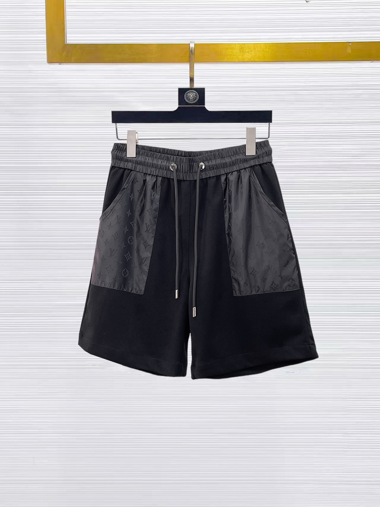 NO:874891,LV three-standard complete 2026 summer new men's casual shorts, advanced custom-made breathable fabrics, extremely breathable, elastic and comfortable, impeccable details, top-grade accessories, original logo design concept, delicate and soft feel!  The upper body fit is awesome!  Sizes M-XXXL, please state your height and weight when ordering,,louis vuitton,shorts,19860909LV 三标齐全 2026夏季新款男士休闲短裤,高级定制面料透气面料 透气弹力舒适度极高,细节无可挑剔,顶级辅料配备,原版logo设计理念,手感细腻柔软！上身版型超赞！尺码M-XXXL下单报身高体重,,louis vuitton,shorts,,Men's clothing