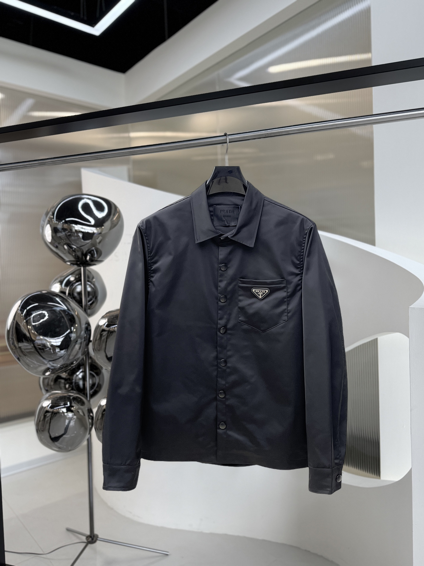NO:912423,Official website model, model effect!  Same style as PRADA's official website, complete with three labels, on sale in advance. 2026ss new autumn men's reversible jacket, original single with three labels, high-end version. Custom-made fabrics at the counter. Highly breathable and comfortable, impeccable details, brand element design concept, reflecting high quality. Delicate and soft feel. Casual tailoring, excellent upper body shape. Size M~3XL, maximum wear 195 catties,, prada, jackets & coats, jackets & coats,19860909官网款,模特效果！PRADA 官网同款,三标齐全,提前发售 2026ss开秋新款男士双面穿夹克外套,原单三标齐全高端版本 专柜定制面料 透气舒适度高,细节无可挑剔,品牌元素设计理念,体现高品质.手感细腻柔软 呈现休闲裁剪,上身版型超赞 码数M～3XL,最大穿195斤,,prada,jackets & coats,jackets & coats,,Men's clothing