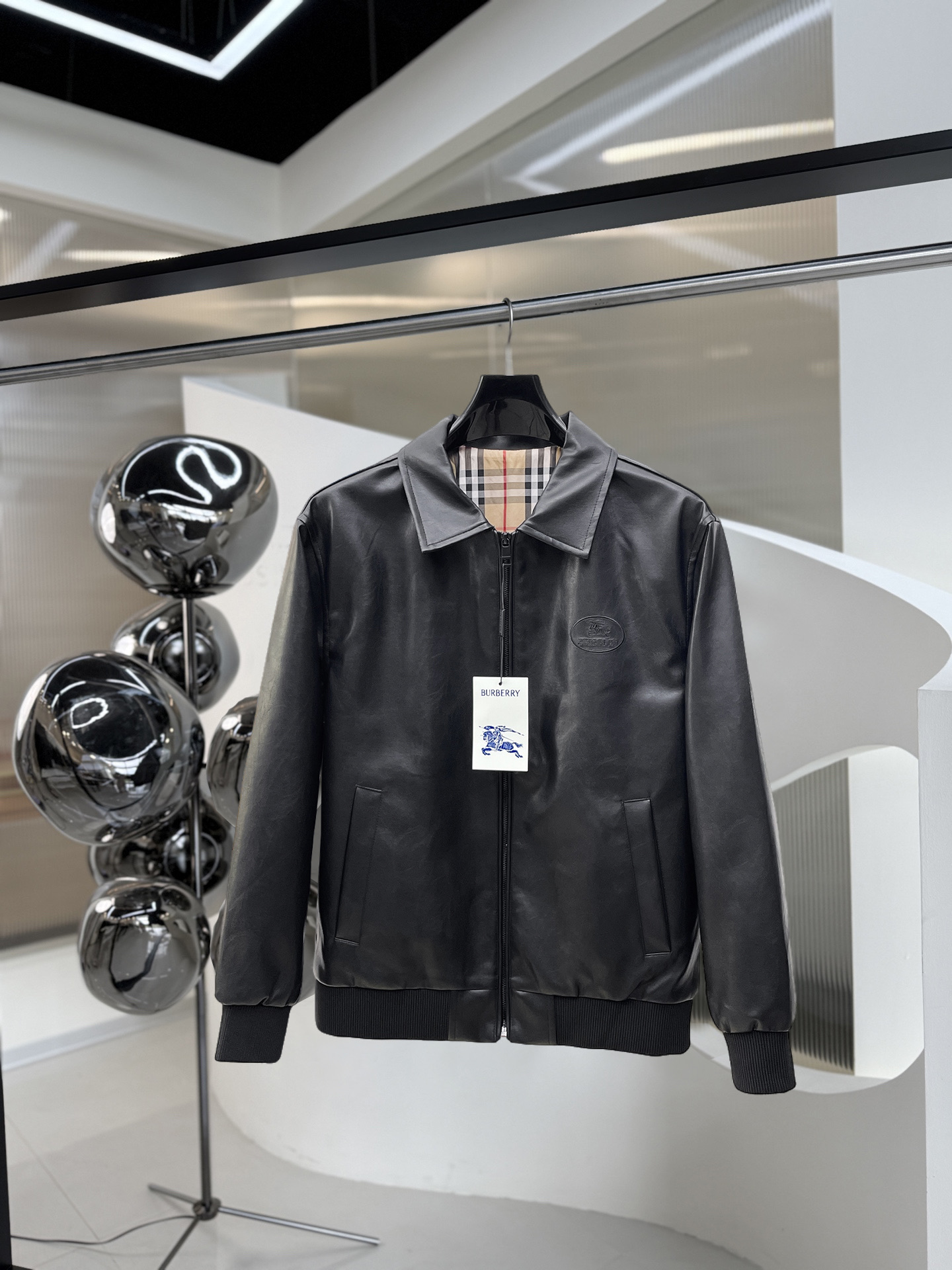 NO:912427,Burberry official website of the same style, complete with three labels, on sale in advance. 2026ss new men's leather jacket jacket for autumn, complete with three labels, high-end version of the original order. Custom-made fabrics at the counter. Highly breathable and comfortable, impeccable details, brand element design concept, reflecting high quality. Delicate and soft hand feel. Casual tailoring, excellent upper body shape. Size M～3XL, maximum wear 195 catties,,burberry,jackets & coats,jackets & coats,leather jacket,19860909巴宝莉 官网同款,三标齐全,提前发售 2026ss开秋新款男士皮衣夹克外套,原单三标齐全高端版本 专柜定制面料 透气舒适度高,细节无可挑剔,品牌元素设计理念,体现高品质.手感细腻柔软 呈现休闲裁剪,上身版型超赞 码数M～3XL,最大穿195斤,,burberry,jackets & coats,jackets & coats,leather jacket,,Men's clothing