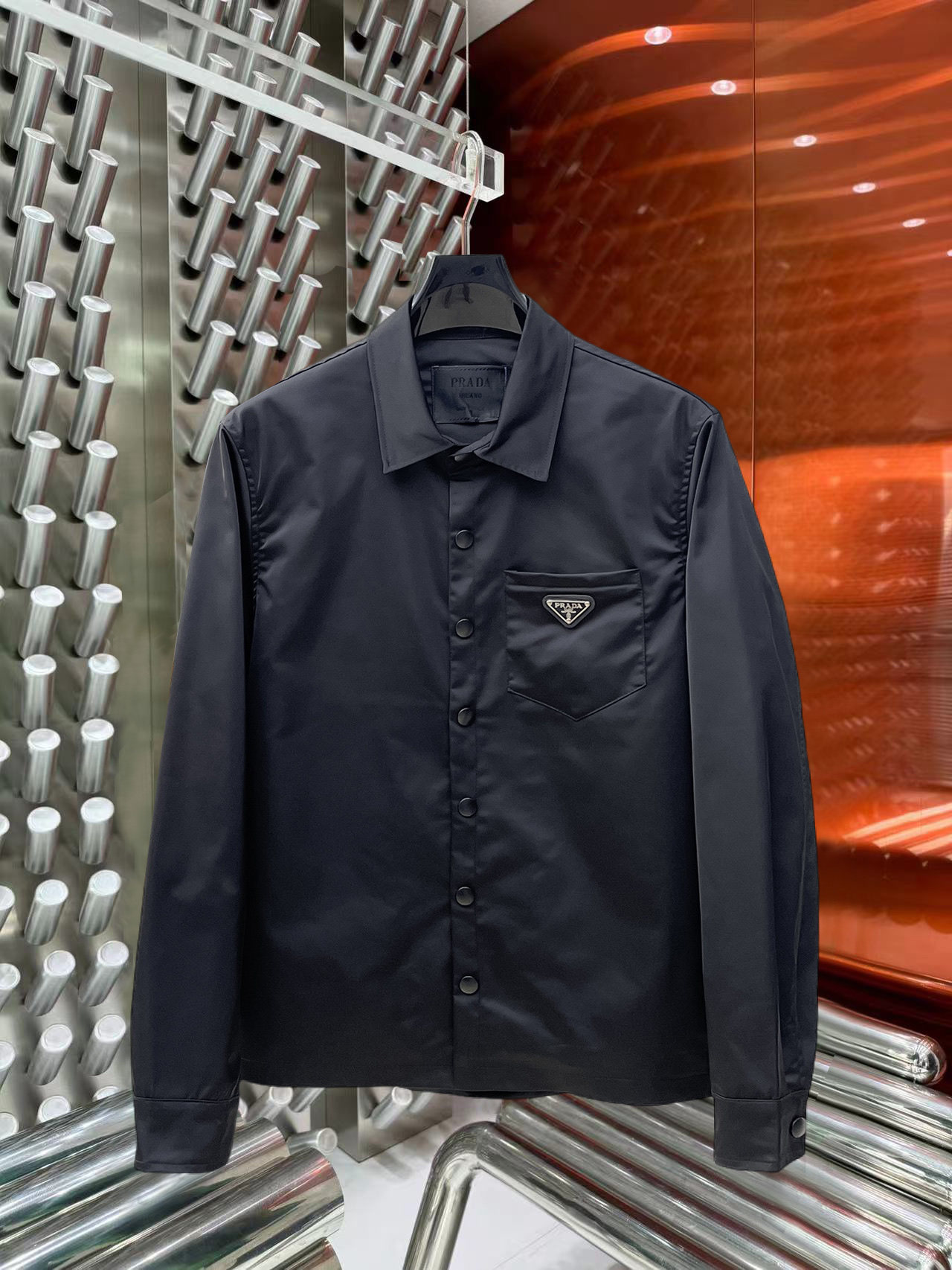 NO:927941,Official website model, model effect!  Same style as PRADA's official website, complete with three labels, on sale in advance. 2026ss new autumn men's reversible jacket, original single with three labels, high-end version. Custom-made fabrics at the counter. Highly breathable and comfortable, impeccable details, brand element design concept, reflecting high quality. Delicate and soft feel. Casual tailoring, excellent upper body shape. Size M~3XL, maximum wear 195 catties,, prada, jackets & coats, jackets & coats,19860909官网款,模特效果！PRADA 官网同款,三标齐全,提前发售 2026ss开秋新款男士双面穿夹克外套,原单三标齐全高端版本 专柜定制面料 透气舒适度高,细节无可挑剔,品牌元素设计理念,体现高品质.手感细腻柔软 呈现休闲裁剪,上身版型超赞 码数M～3XL,最大穿195斤,,prada,jackets & coats,jackets & coats,,Men's clothing