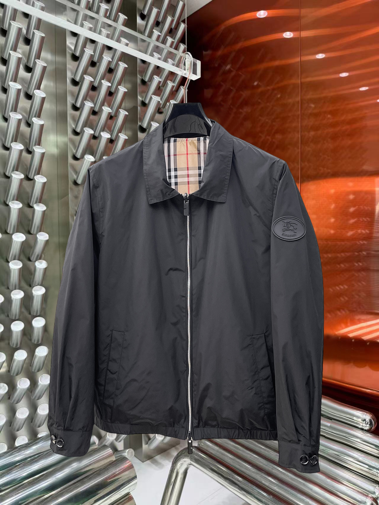 NO:927954,Same style as Burberry official website, on sale in advance!  2026ss new autumn men's reversible jacket, original single and three-label complete high-end version!  , counter-customized fabrics with high breathability and comfort, impeccable details, brand element design concept, reflecting high quality. It feels delicate and soft!  It presents a casual cut and the upper body shape is awesome!  Size M～3XL, maximum wearing capacity is 195 catties.,,burberry,jackets & coats,jackets & coats,19860909巴宝莉 官网同款,提前发售！2026ss开秋新款男士双面穿夹克外套,原单三标齐全高端版本！,专柜定制面料 透气舒适度高,细节无可挑剔,品牌元素设计理念,体现高品质.手感细腻柔软！呈现休闲裁剪,上身版型超赞！码数M～3XL,最大穿195斤.,,burberry,jackets & coats,jackets & coats,,Men's clothing