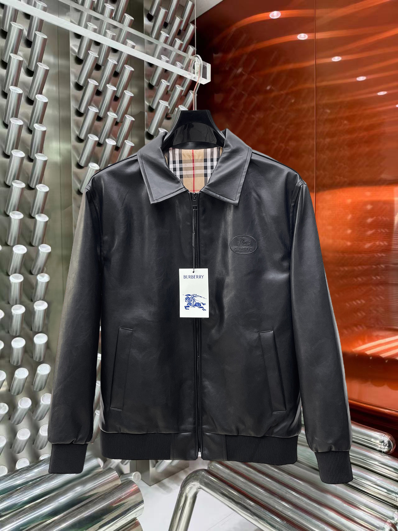NO:927966,Burberry official website of the same style, complete with three labels, on sale in advance. 2026ss new men's leather jacket jacket for autumn, complete with three labels, high-end version of the original order. Custom-made fabrics at the counter. Highly breathable and comfortable, impeccable details, brand element design concept, reflecting high quality. Delicate and soft hand feel. Casual tailoring, excellent upper body shape. Size M～3XL, maximum wear 195 catties,,burberry,jackets & coats,jackets & coats,leather jacket,19860909巴宝莉 官网同款,三标齐全,提前发售 2026ss开秋新款男士皮衣夹克外套,原单三标齐全高端版本 专柜定制面料 透气舒适度高,细节无可挑剔,品牌元素设计理念,体现高品质.手感细腻柔软 呈现休闲裁剪,上身版型超赞 码数M～3XL,最大穿195斤,,burberry,jackets & coats,jackets & coats,leather jacket,,Men's clothing