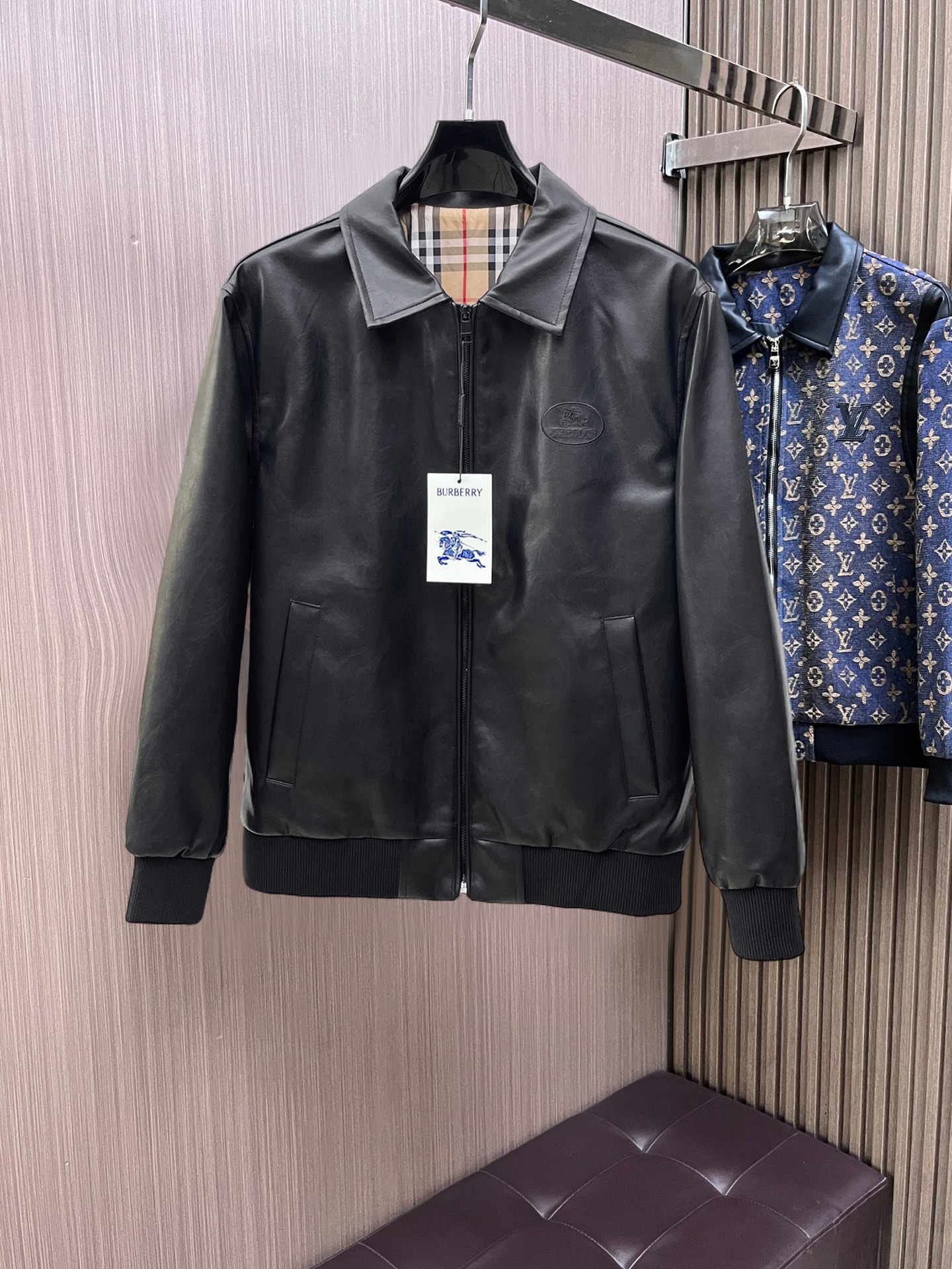 NO:932312,Burberry official website of the same style, complete with three labels, on sale in advance. 2026ss new men's leather jacket jacket for autumn, complete with three labels, high-end version of the original order. Custom-made fabrics at the counter. Highly breathable and comfortable, impeccable details, brand element design concept, reflecting high quality. Delicate and soft hand feel. Casual tailoring, excellent upper body shape. Size M～3XL, maximum wear 195 catties,,burberry,jackets & coats,jackets & coats,leather jacket,19860909巴宝莉 官网同款,三标齐全,提前发售 2026ss开秋新款男士皮衣夹克外套,原单三标齐全高端版本 专柜定制面料 透气舒适度高,细节无可挑剔,品牌元素设计理念,体现高品质.手感细腻柔软 呈现休闲裁剪,上身版型超赞 码数M～3XL,最大穿195斤,,burberry,jackets & coats,jackets & coats,leather jacket,,Men's clothing