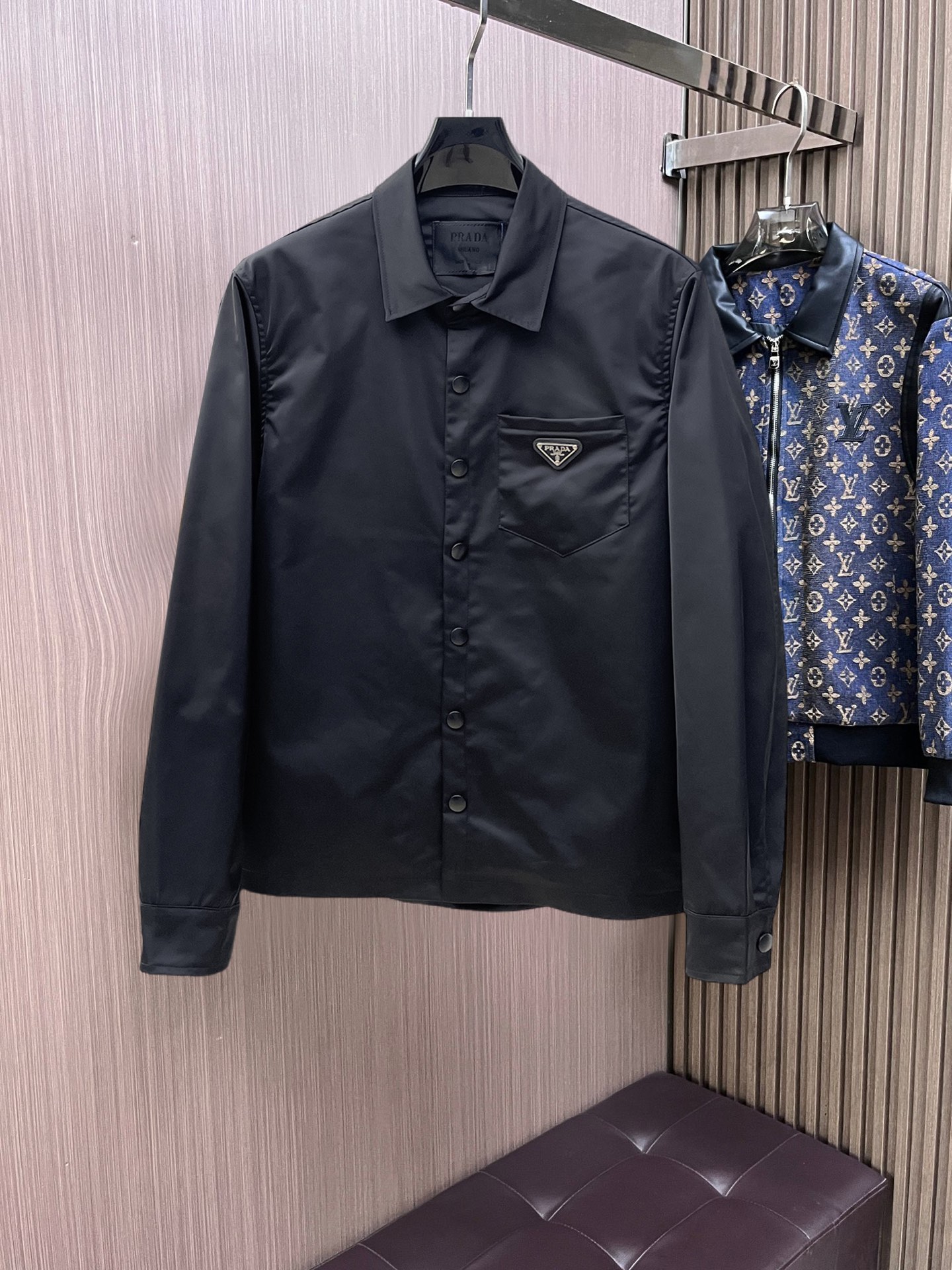 NO:932320,Official website model, model effect!  Same style as PRADA's official website, complete with three labels, on sale in advance. 2026ss new autumn men's reversible jacket, original single with three labels, high-end version. Custom-made fabrics at the counter. Highly breathable and comfortable, impeccable details, brand element design concept, reflecting high quality. Delicate and soft feel. Casual tailoring, excellent upper body shape. Size M~3XL, maximum wear 195 catties,, prada, jackets & coats, jackets & coats,19860909官网款,模特效果！PRADA 官网同款,三标齐全,提前发售 2026ss开秋新款男士双面穿夹克外套,原单三标齐全高端版本 专柜定制面料 透气舒适度高,细节无可挑剔,品牌元素设计理念,体现高品质.手感细腻柔软 呈现休闲裁剪,上身版型超赞 码数M～3XL,最大穿195斤,,prada,jackets & coats,jackets & coats,,Men's clothing