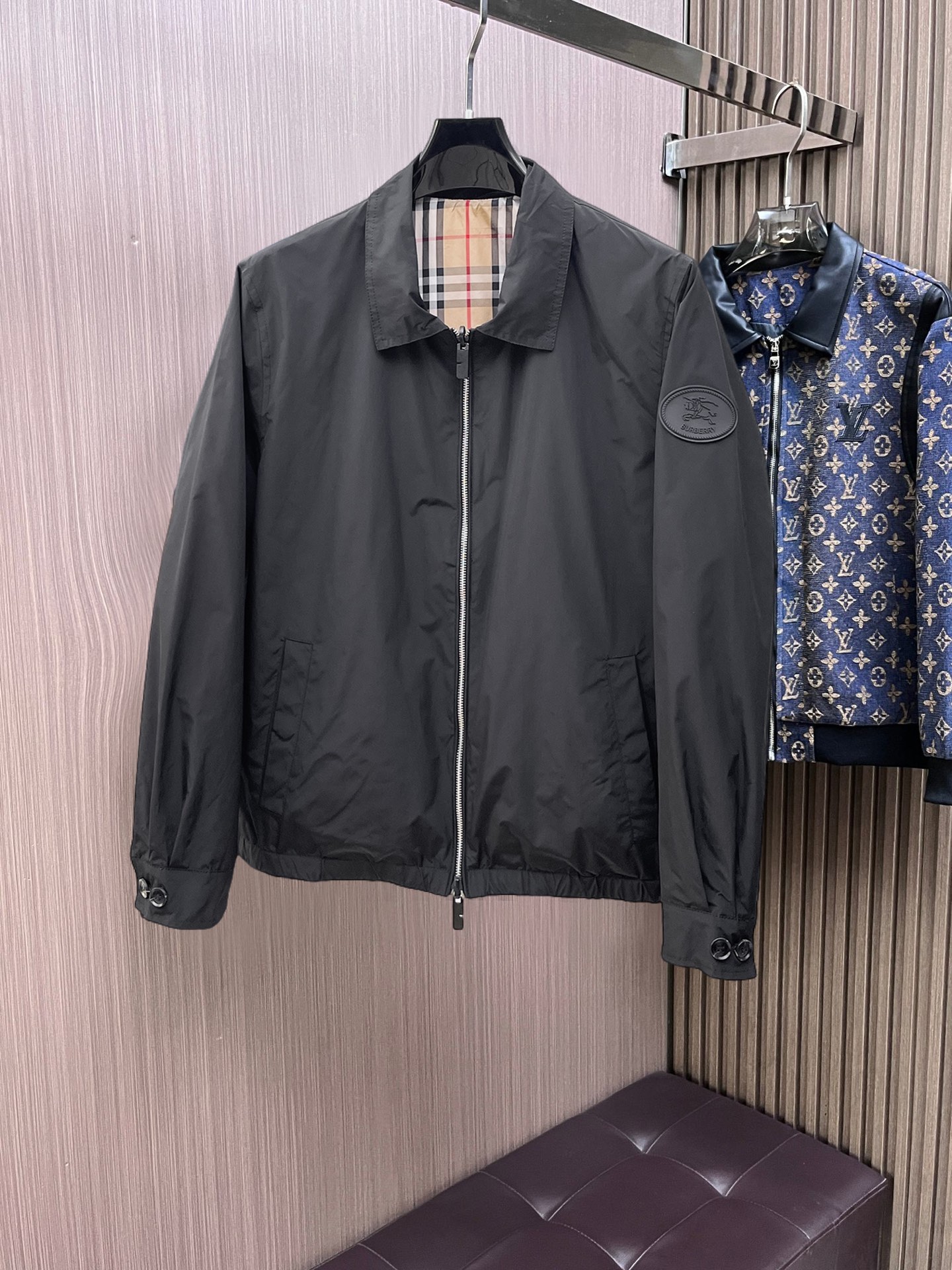 NO:932328,Same style as Burberry official website, on sale in advance!  2026ss new autumn men's reversible jacket, original single and three-label complete high-end version!  , counter-customized fabrics with high breathability and comfort, impeccable details, brand element design concept, reflecting high quality. It feels delicate and soft!  It presents a casual cut and the upper body shape is awesome!  Size M～3XL, maximum wearing capacity is 195 catties.,,burberry,jackets & coats,jackets & coats,19860909巴宝莉 官网同款,提前发售！2026ss开秋新款男士双面穿夹克外套,原单三标齐全高端版本！,专柜定制面料 透气舒适度高,细节无可挑剔,品牌元素设计理念,体现高品质.手感细腻柔软！呈现休闲裁剪,上身版型超赞！码数M～3XL,最大穿195斤.,,burberry,jackets & coats,jackets & coats,,Men's clothing