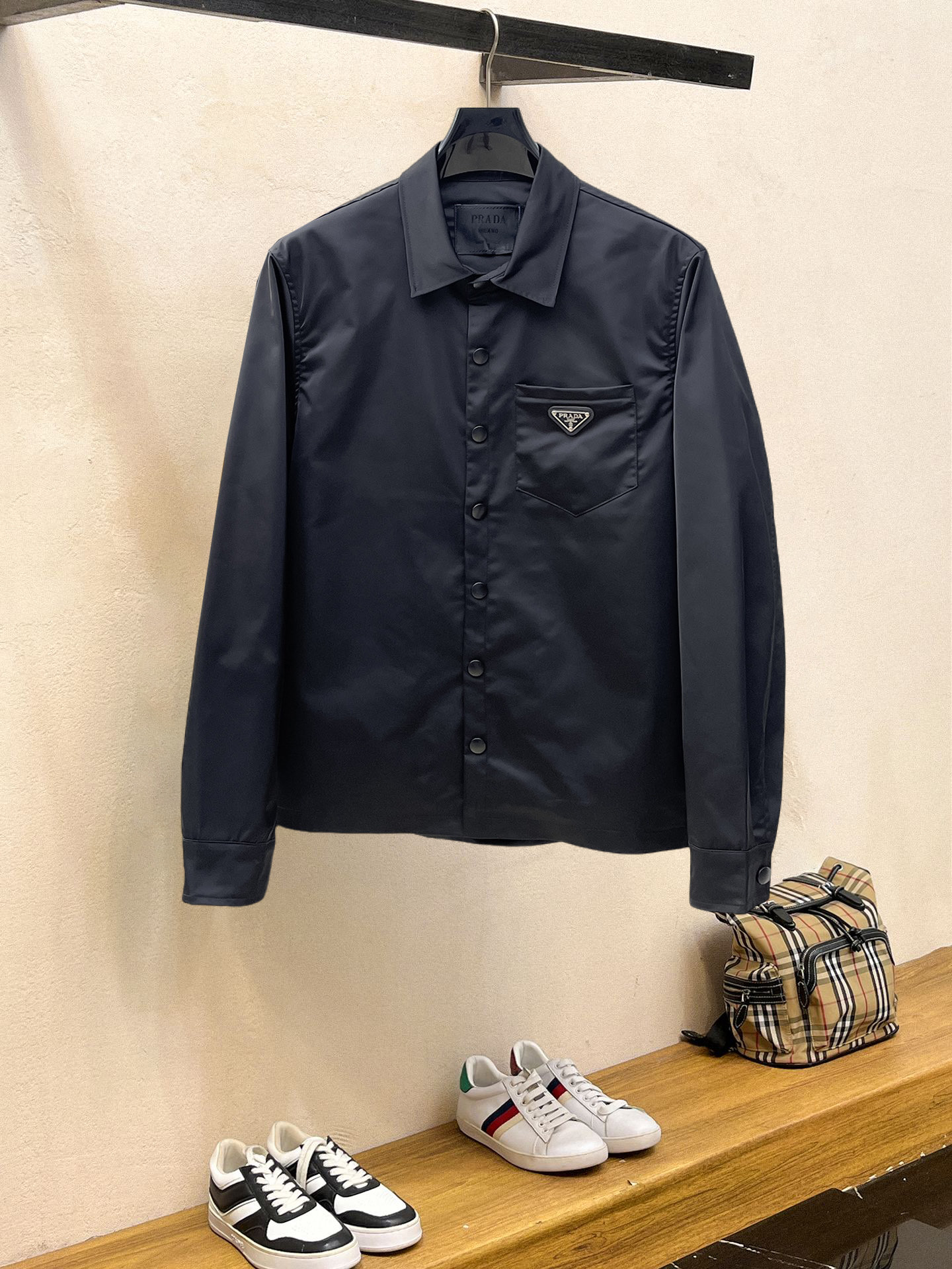 NO:934382,Official website model, model effect!  Same style as PRADA's official website, complete with three labels, on sale in advance. 2026ss new autumn men's reversible jacket, original single with three labels, high-end version. Custom-made fabrics at the counter. Highly breathable and comfortable, impeccable details, brand element design concept, reflecting high quality. Delicate and soft feel. Casual tailoring, excellent upper body shape. Size M~3XL, maximum wear 195 catties,, prada, jackets & coats, jackets & coats,19860909官网款,模特效果！PRADA 官网同款,三标齐全,提前发售 2026ss开秋新款男士双面穿夹克外套,原单三标齐全高端版本 专柜定制面料 透气舒适度高,细节无可挑剔,品牌元素设计理念,体现高品质.手感细腻柔软 呈现休闲裁剪,上身版型超赞 码数M～3XL,最大穿195斤,,prada,jackets & coats,jackets & coats,,Men's clothing