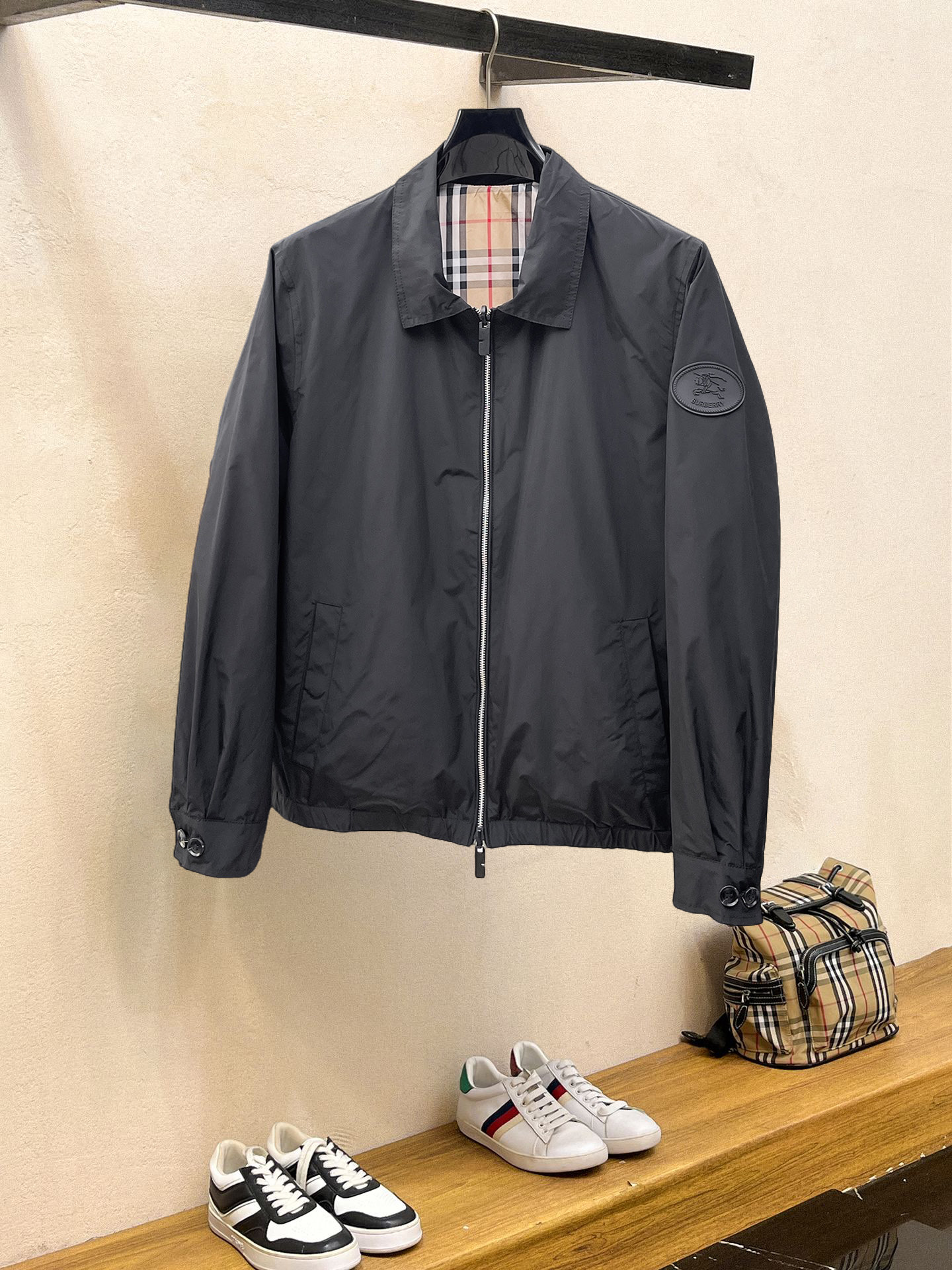 NO:934386,Same style as Burberry official website, on sale in advance!  2026ss new autumn men's reversible jacket, original single and three-label complete high-end version!  , counter-customized fabrics with high breathability and comfort, impeccable details, brand element design concept, reflecting high quality. It feels delicate and soft!  It presents a casual cut and the upper body shape is awesome!  Size M～3XL, maximum wearing capacity is 195 catties.,,burberry,jackets & coats,jackets & coats,19860909巴宝莉 官网同款,提前发售！2026ss开秋新款男士双面穿夹克外套,原单三标齐全高端版本！,专柜定制面料 透气舒适度高,细节无可挑剔,品牌元素设计理念,体现高品质.手感细腻柔软！呈现休闲裁剪,上身版型超赞！码数M～3XL,最大穿195斤.,,burberry,jackets & coats,jackets & coats,,Men's clothing