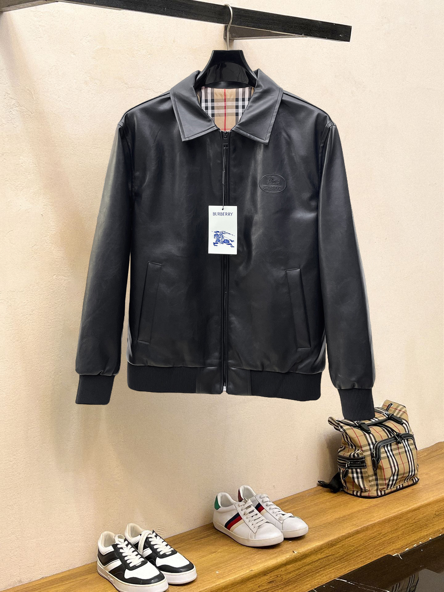 NO:934390,Burberry official website of the same style, complete with three labels, on sale in advance. 2026ss new men's leather jacket jacket for autumn, complete with three labels, high-end version of the original order. Custom-made fabrics at the counter. Highly breathable and comfortable, impeccable details, brand element design concept, reflecting high quality. Delicate and soft hand feel. Casual tailoring, excellent upper body shape. Size M～3XL, maximum wear 195 catties,,burberry,jackets & coats,jackets & coats,leather jacket,19860909巴宝莉 官网同款,三标齐全,提前发售 2026ss开秋新款男士皮衣夹克外套,原单三标齐全高端版本 专柜定制面料 透气舒适度高,细节无可挑剔,品牌元素设计理念,体现高品质.手感细腻柔软 呈现休闲裁剪,上身版型超赞 码数M～3XL,最大穿195斤,,burberry,jackets & coats,jackets & coats,leather jacket,,Men's clothing